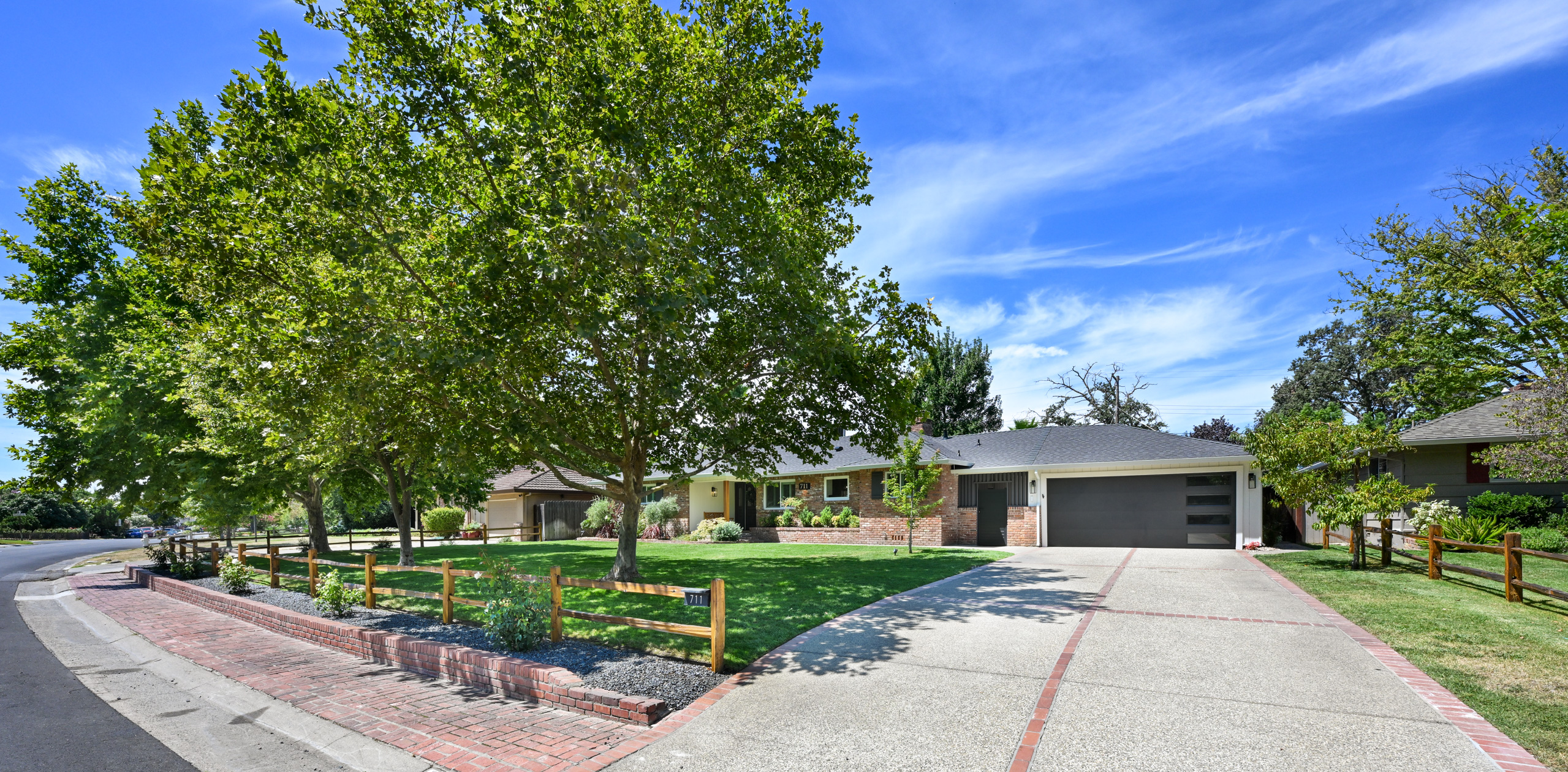 711 La Sierra Drive 