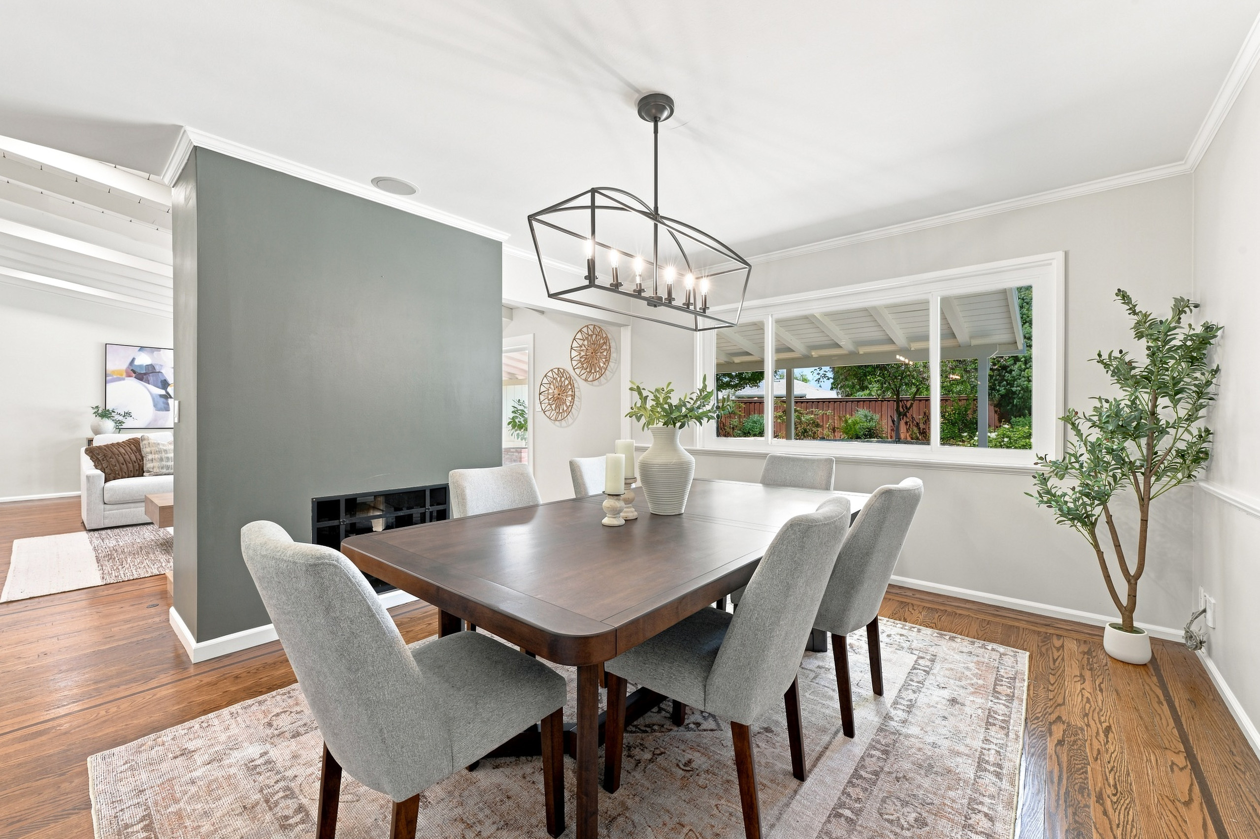 711 La Sierra Drive 