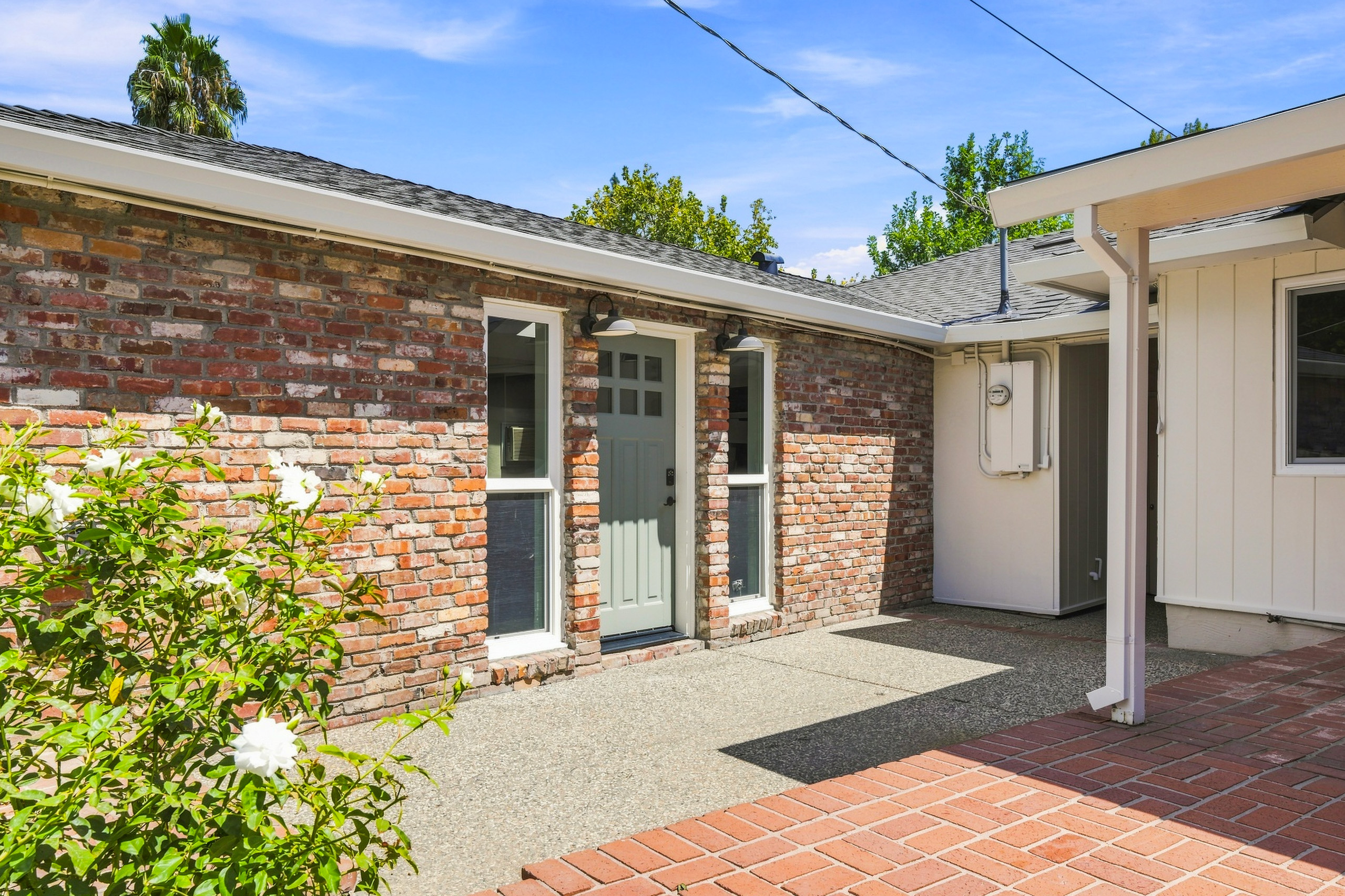 711 La Sierra Drive 