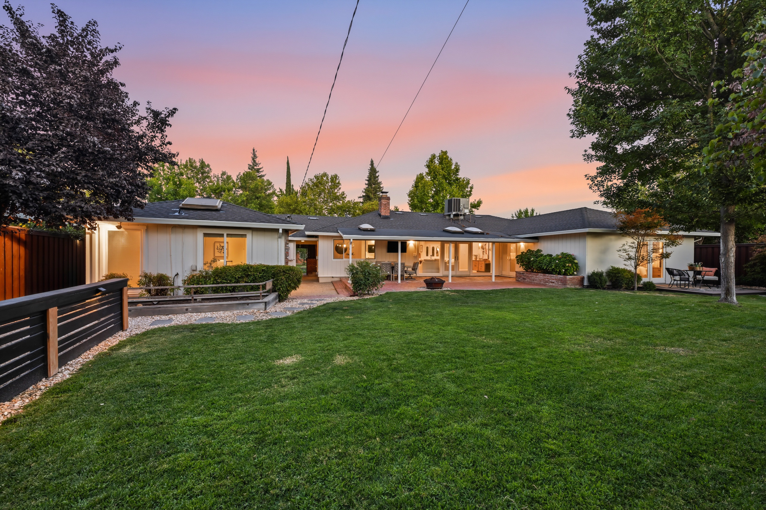 711 La Sierra Drive 