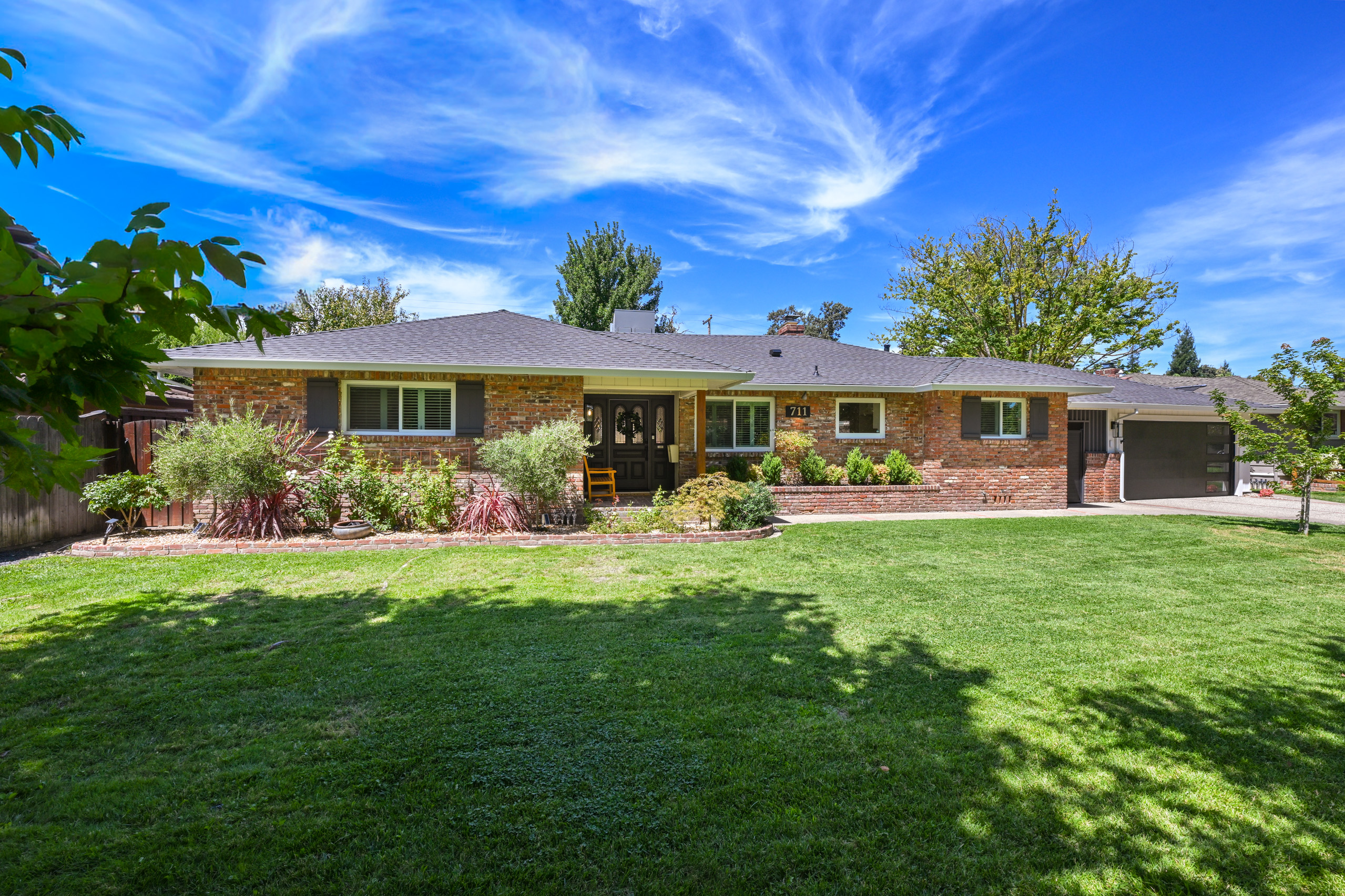 711 La Sierra Drive 