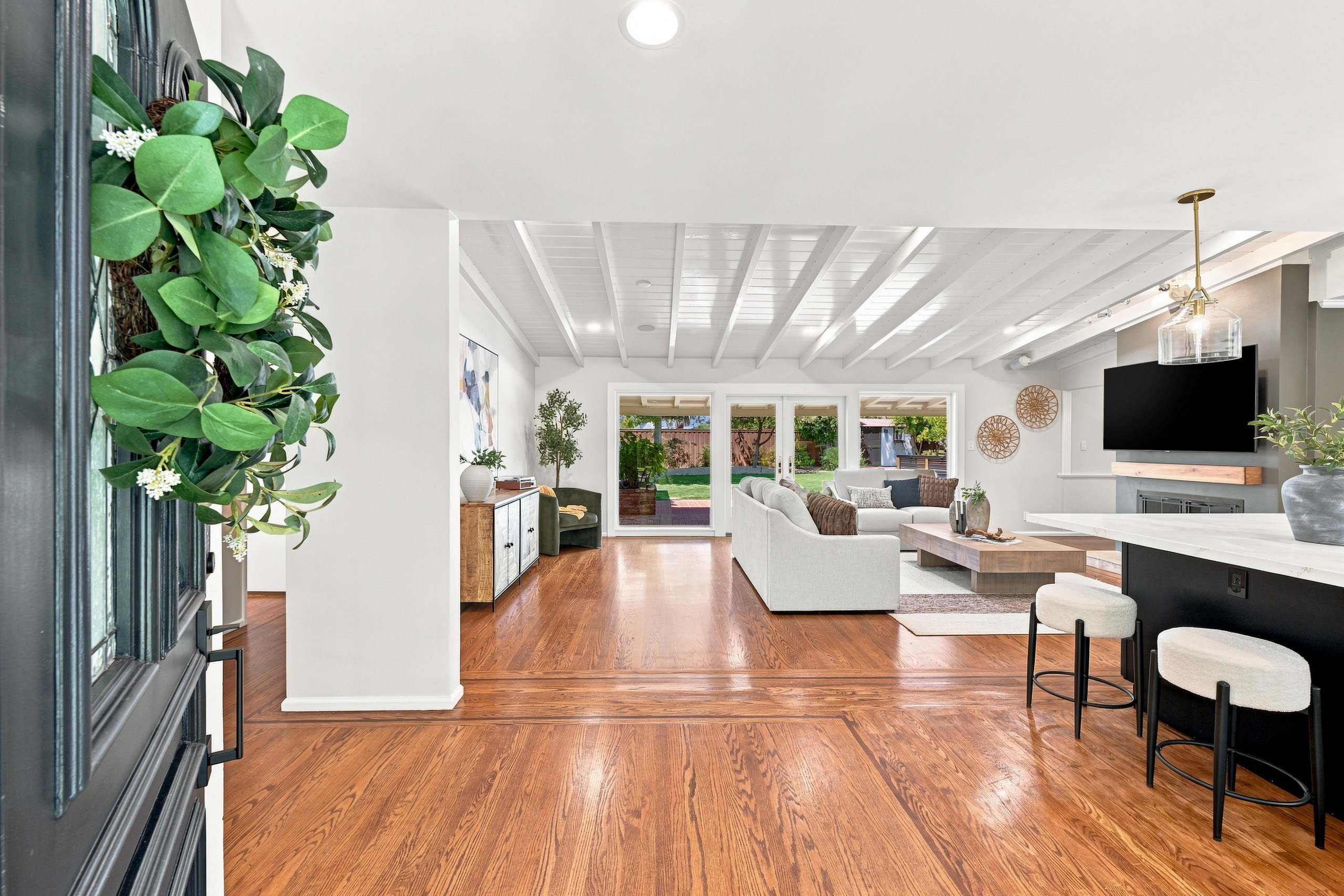 711 La Sierra Drive 