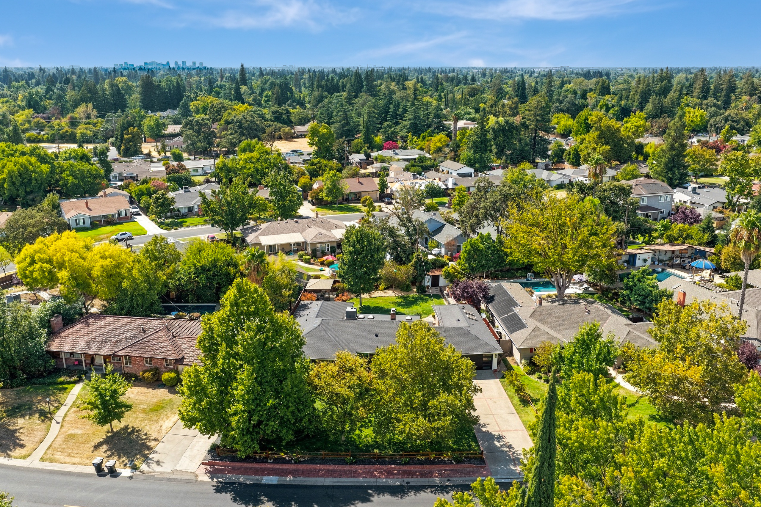 711 La Sierra Drive 