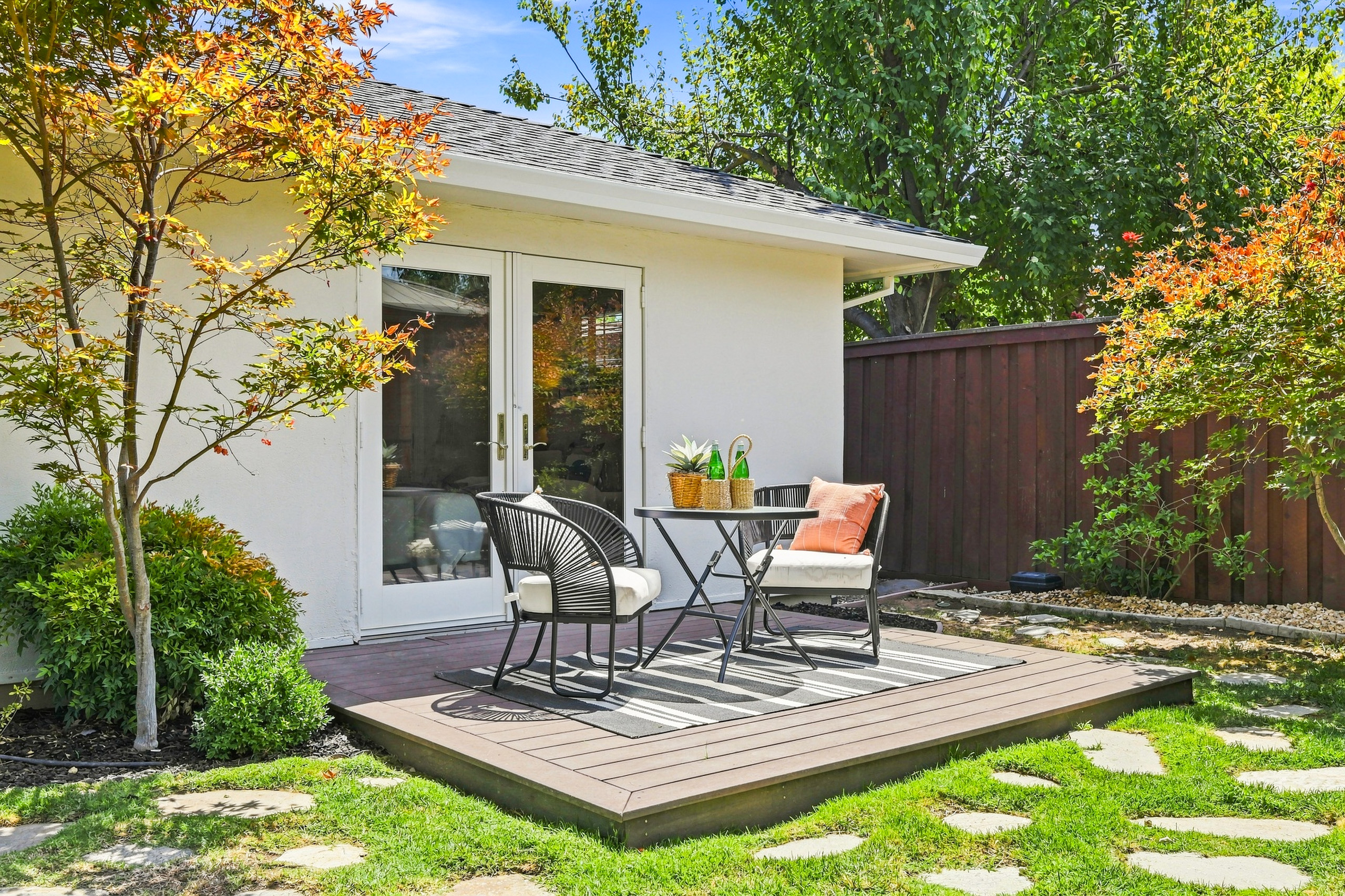 711 La Sierra Drive 