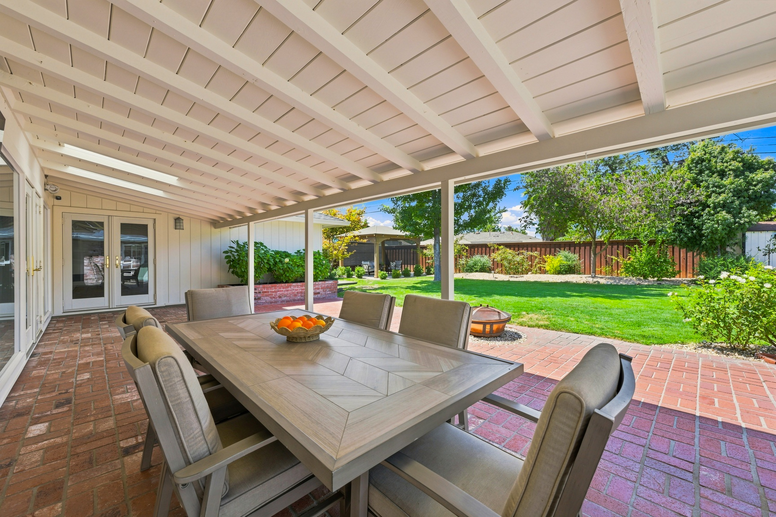 711 La Sierra Drive 