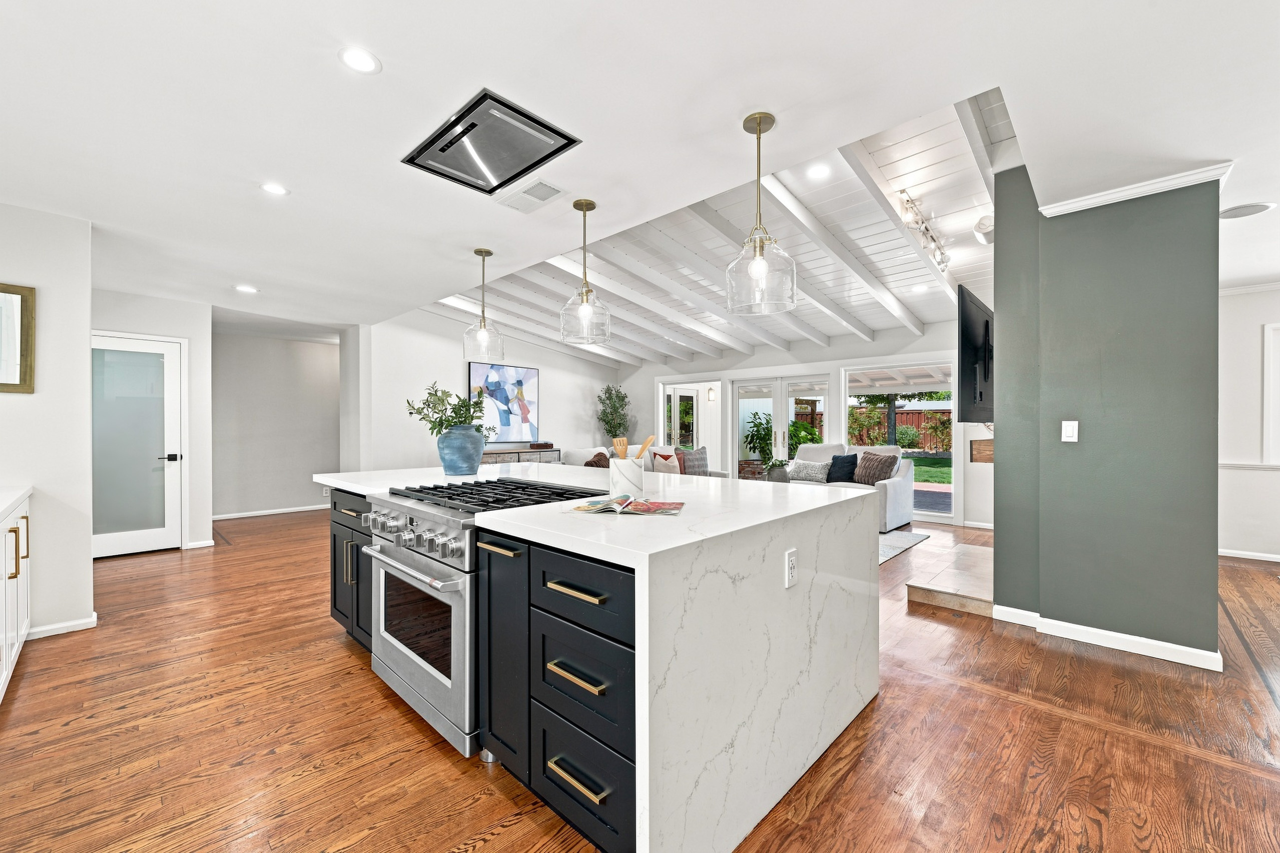 711 La Sierra Drive 