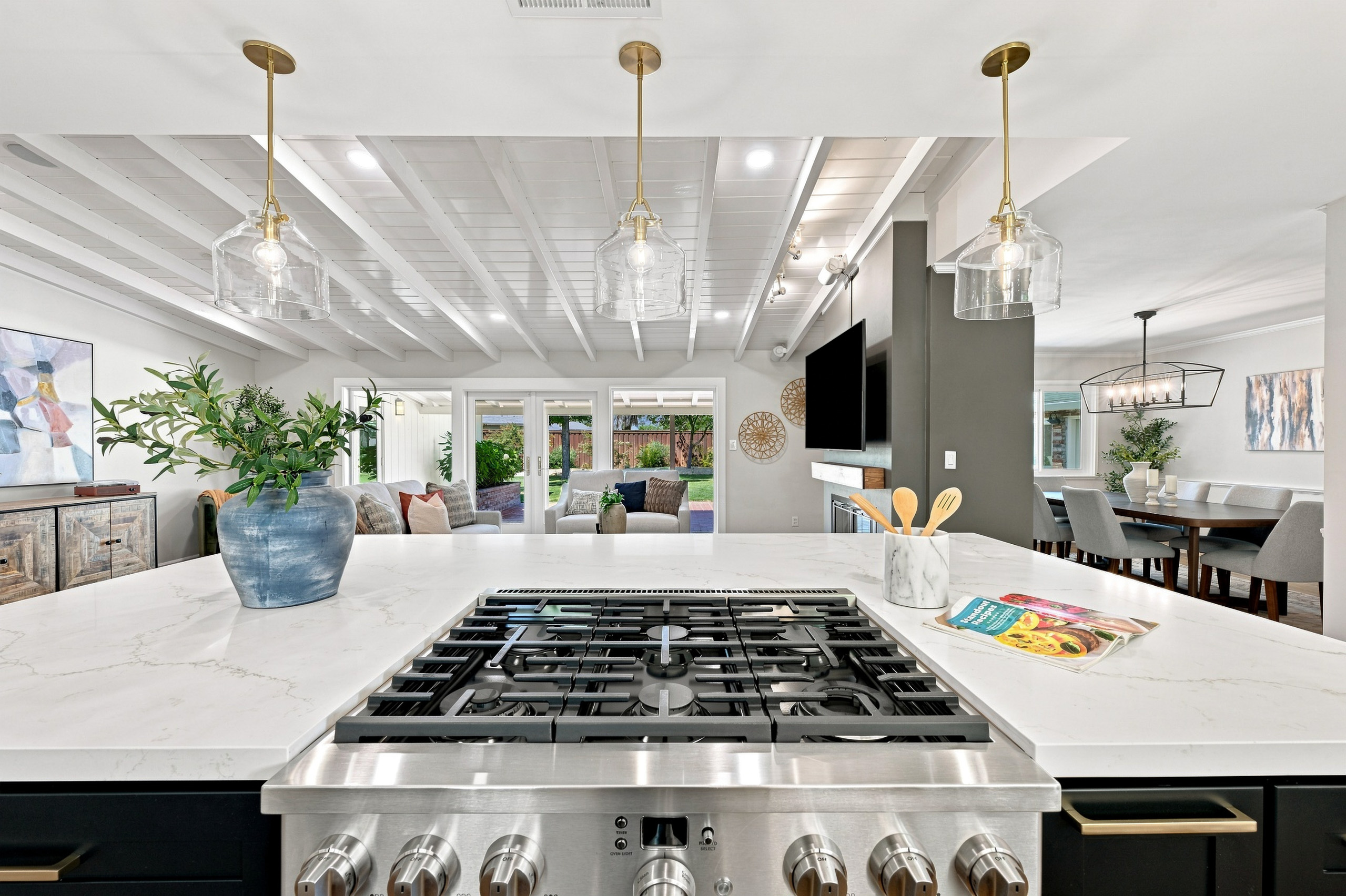 711 La Sierra Drive 