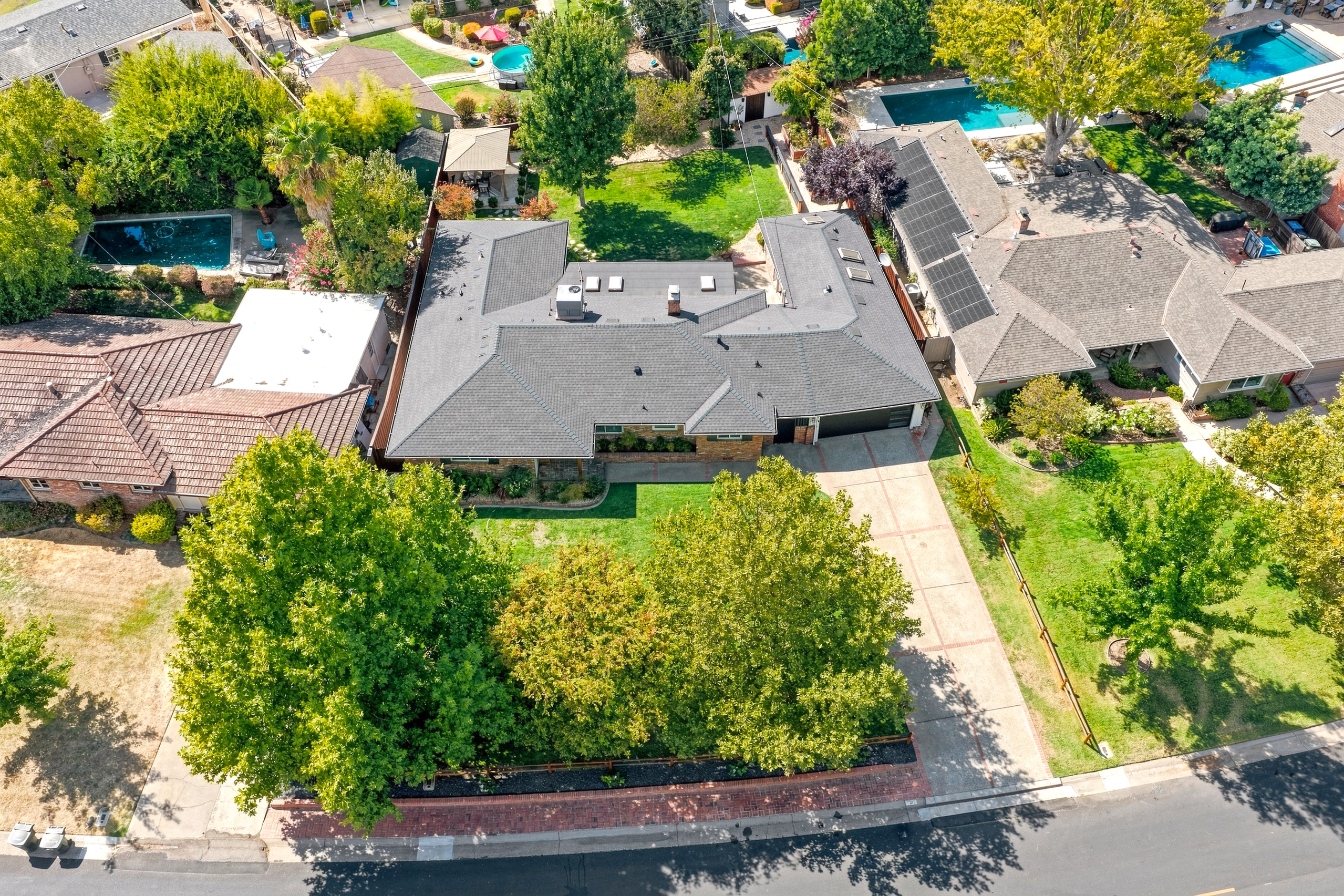 711 La Sierra Drive 