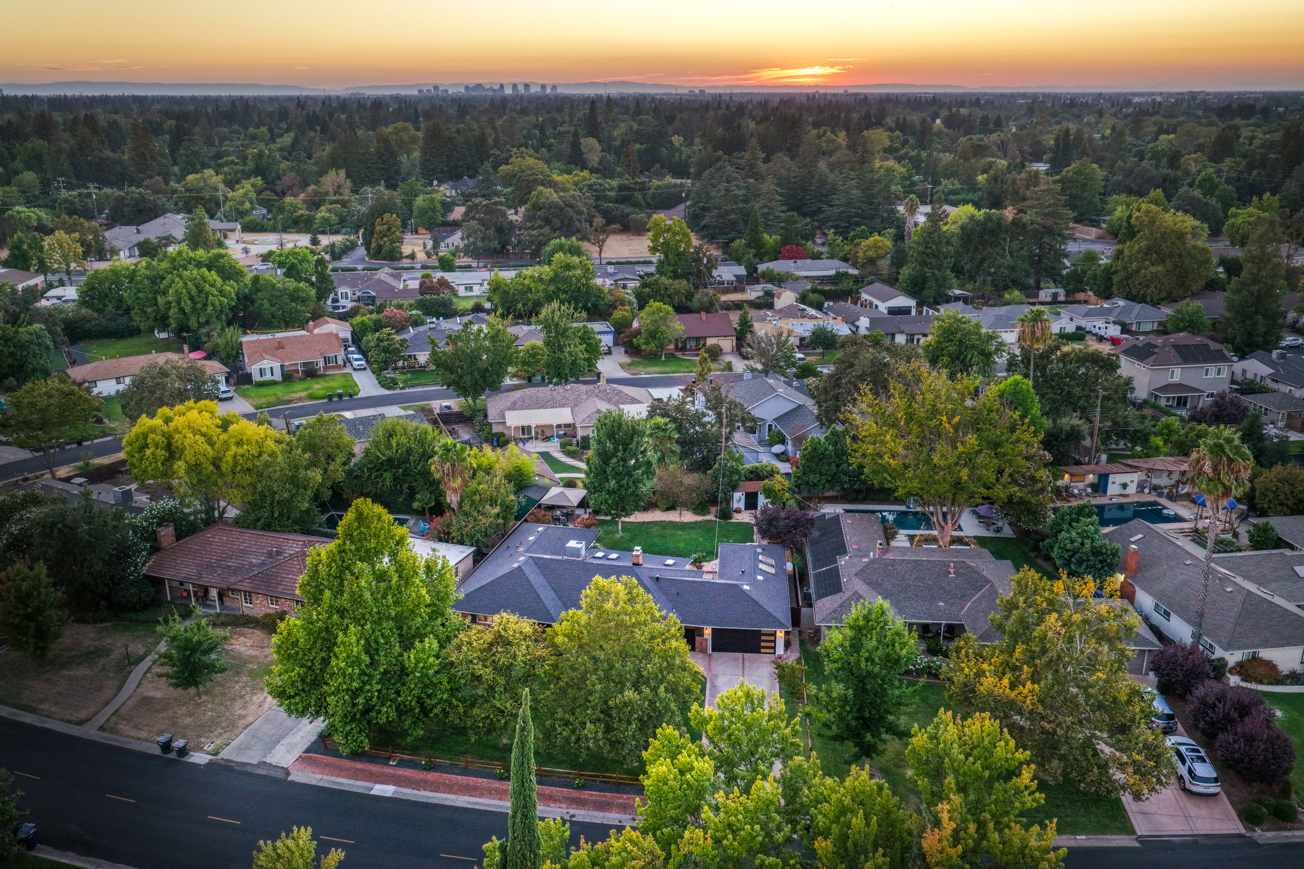 711 La Sierra Drive 