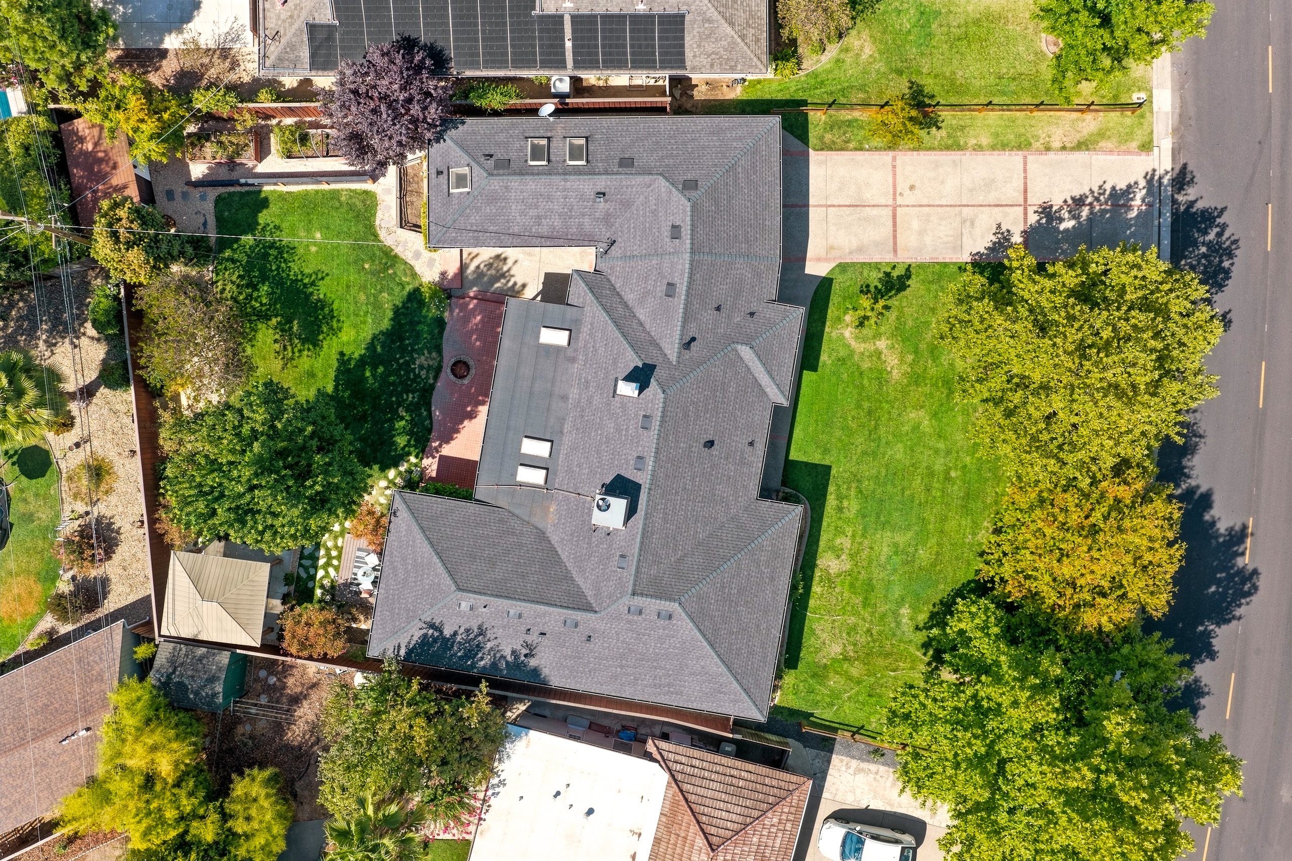 711 La Sierra Drive 
