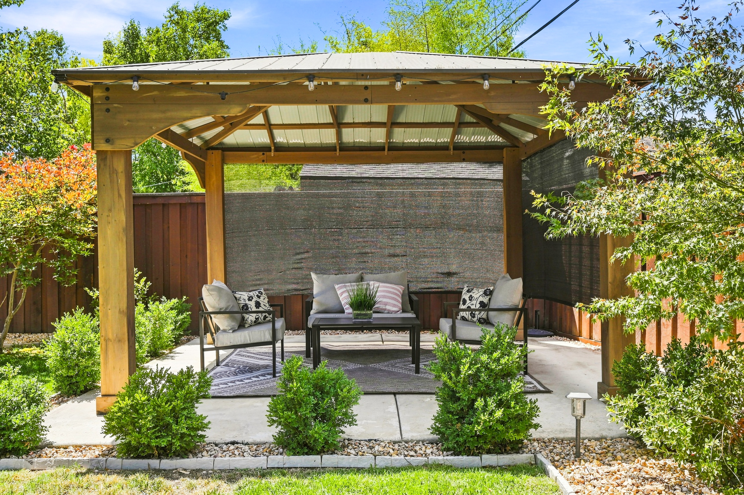 711 La Sierra Drive 
