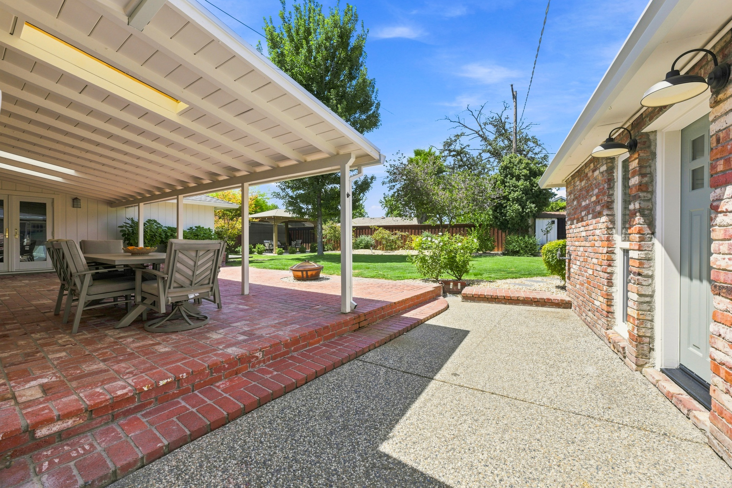 711 La Sierra Drive 