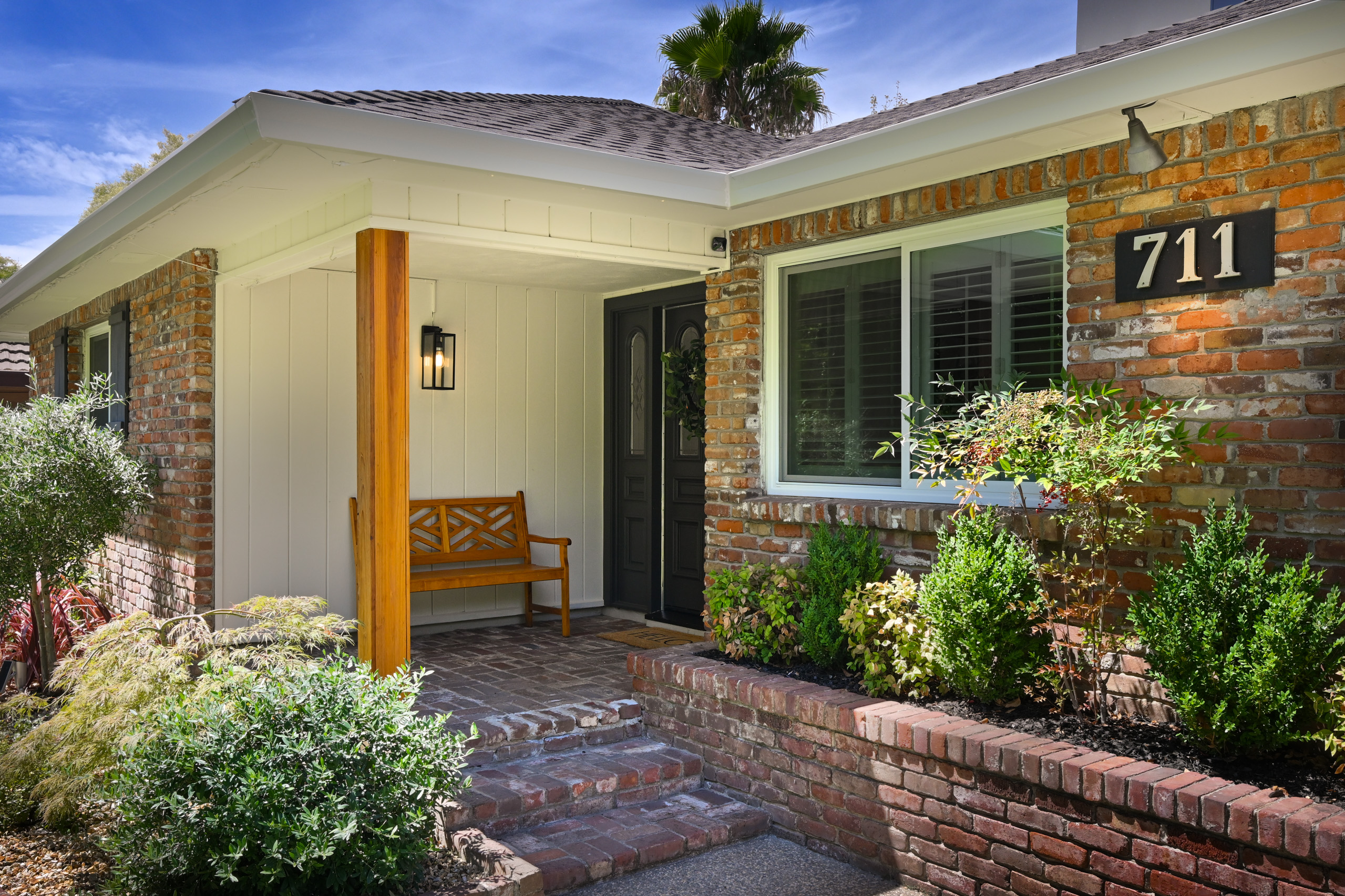 711 La Sierra Drive 
