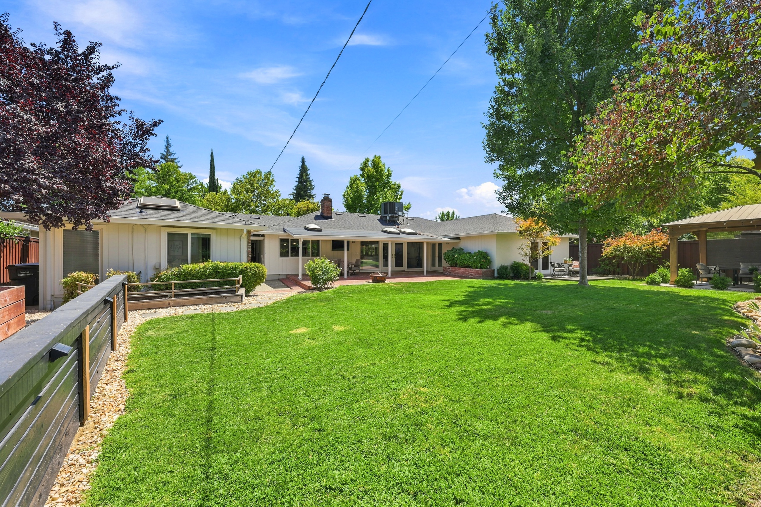 711 La Sierra Drive 
