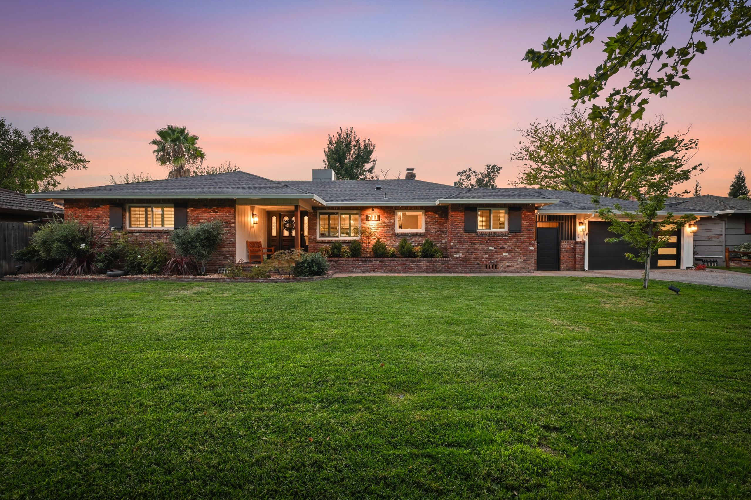 711 La Sierra Drive 