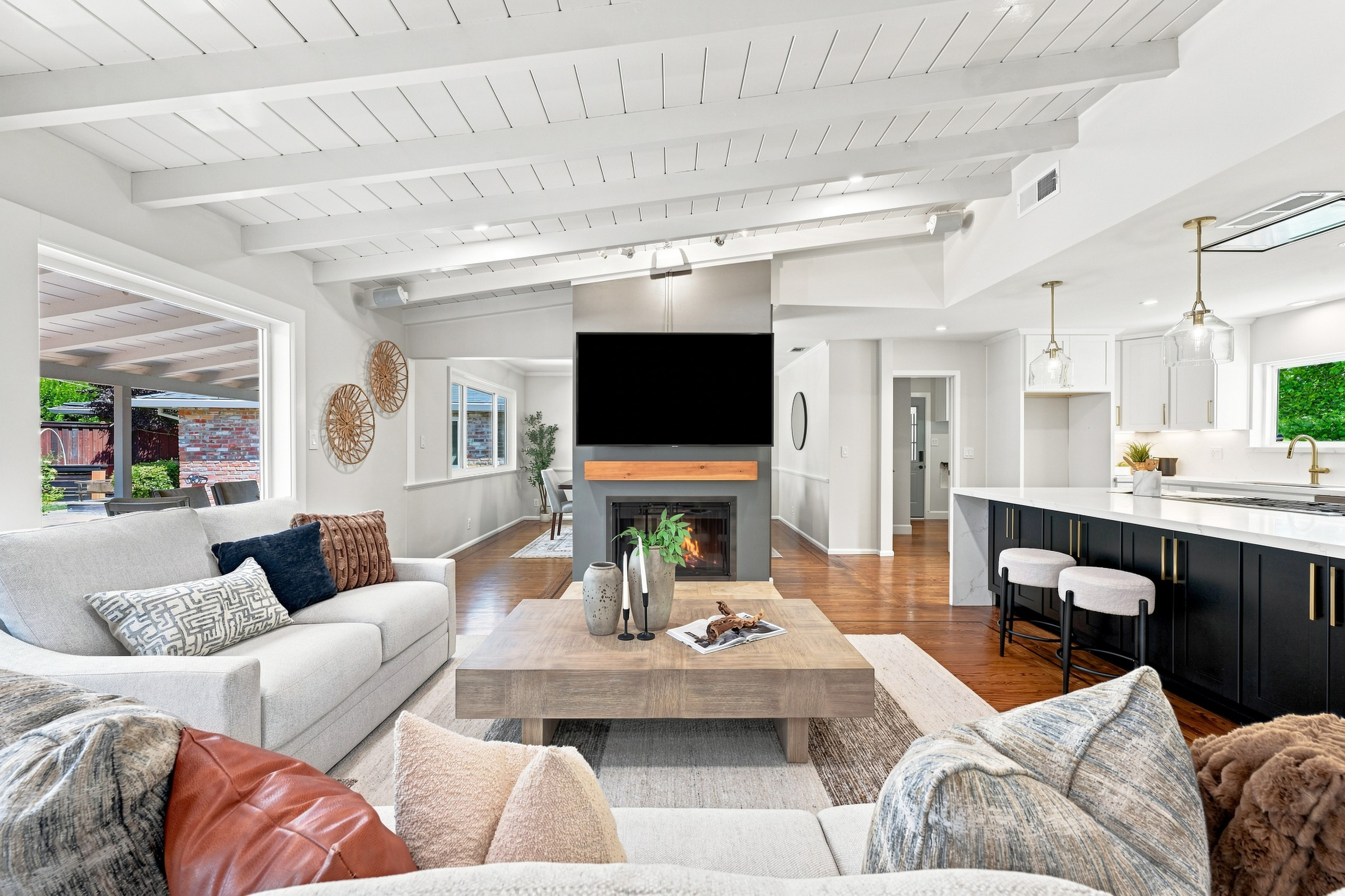 711 La Sierra Drive 
