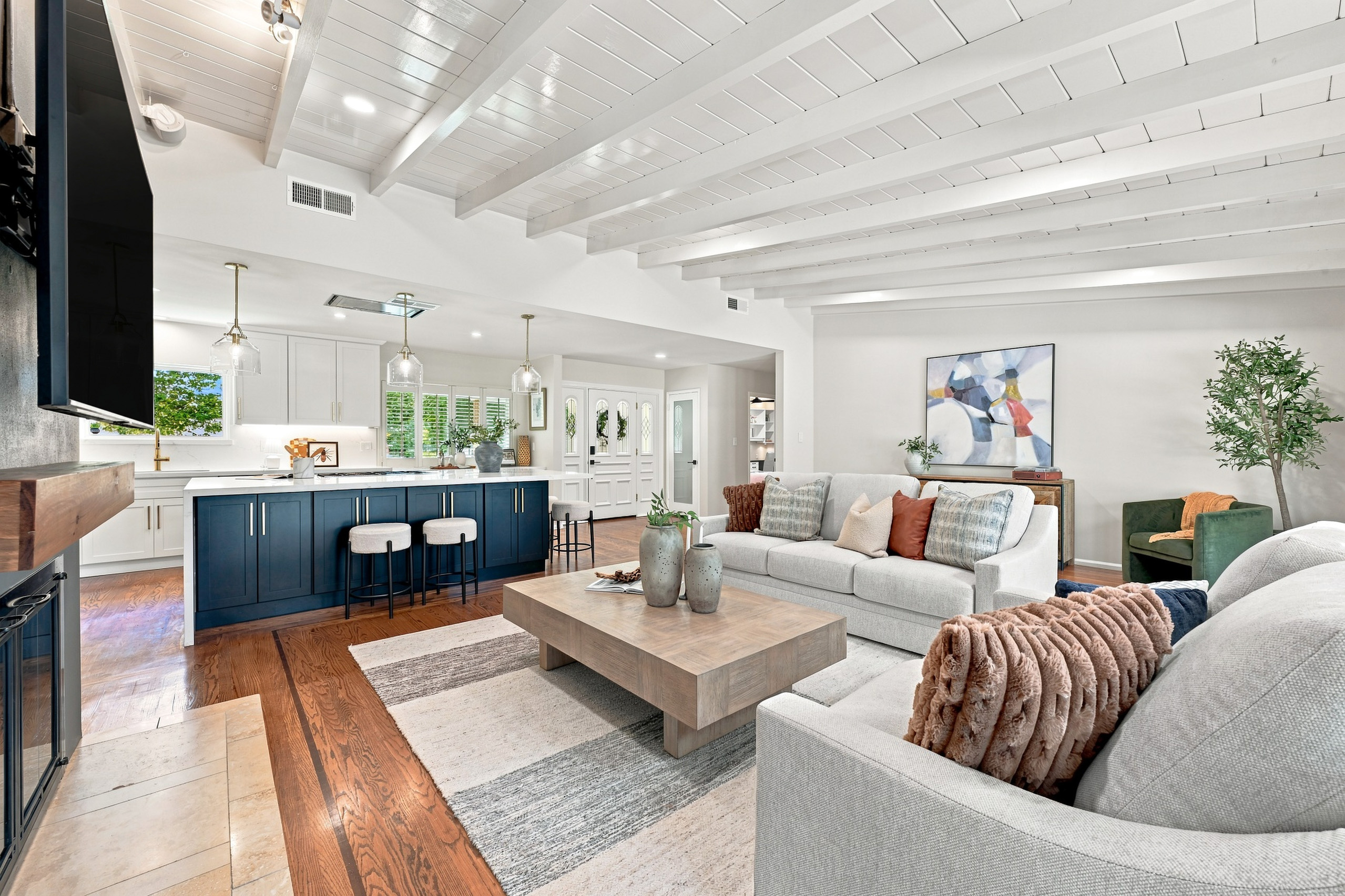 711 La Sierra Drive 