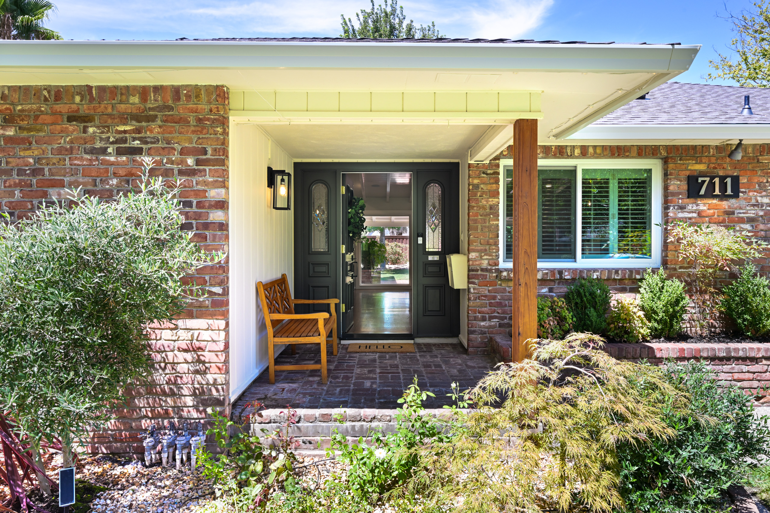 711 La Sierra Drive 