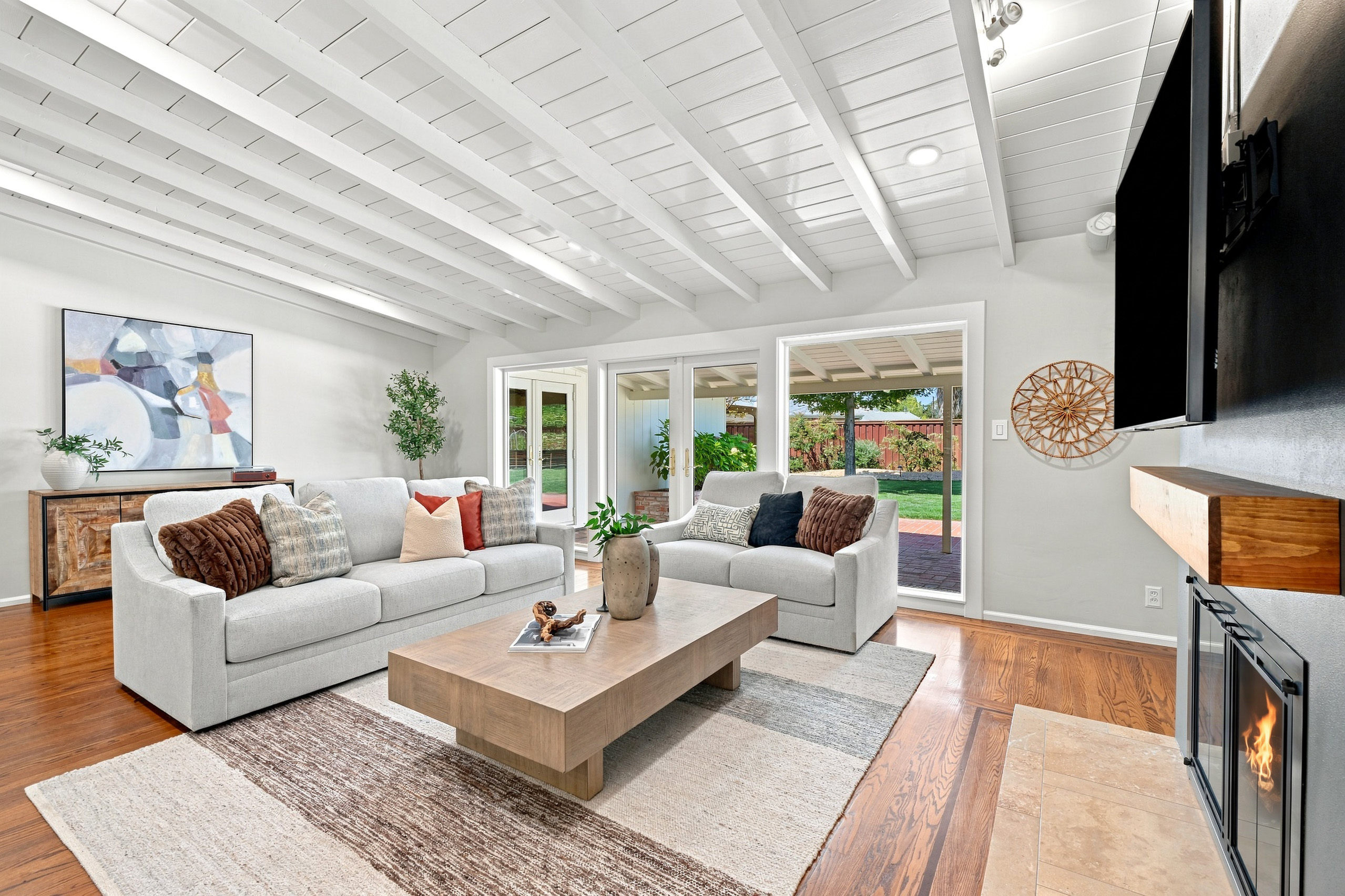 711 La Sierra Drive 