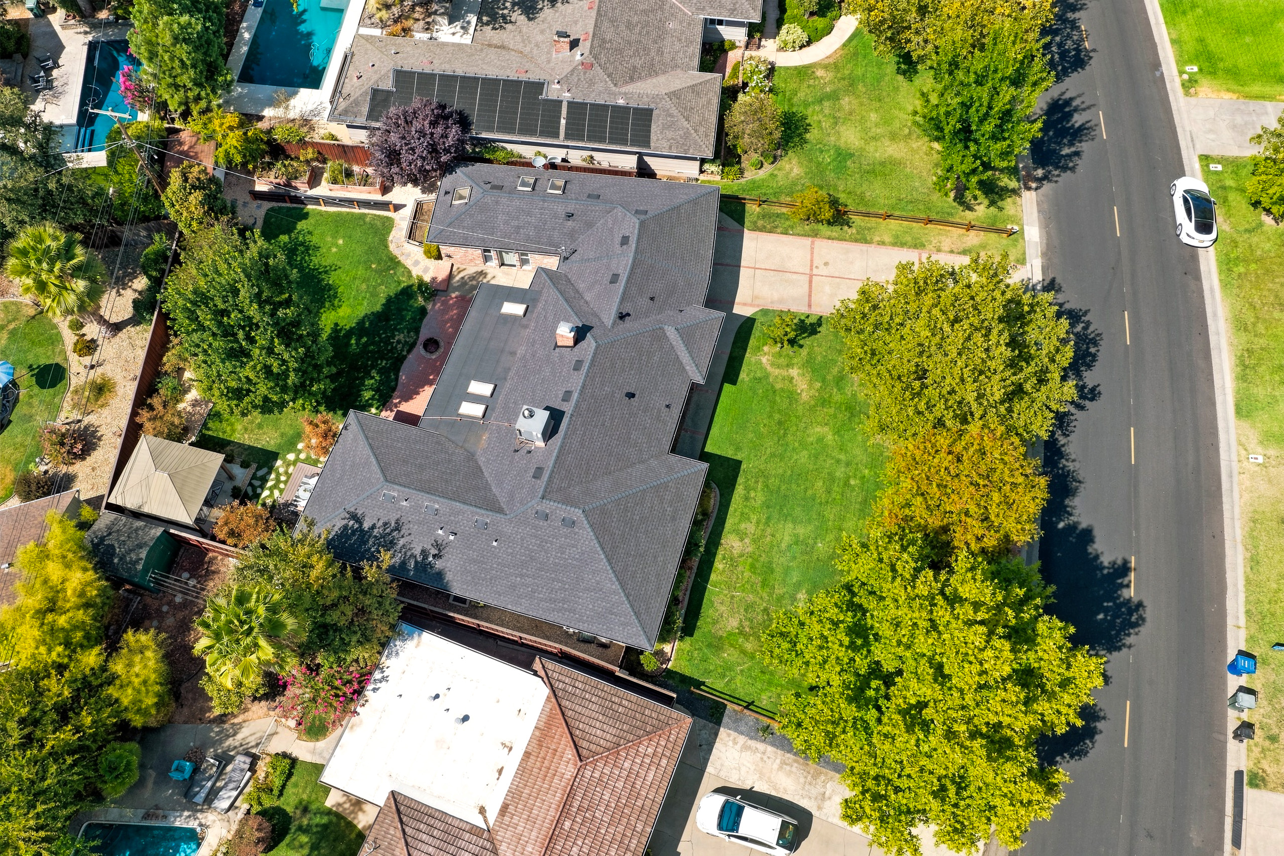 711 La Sierra Drive 