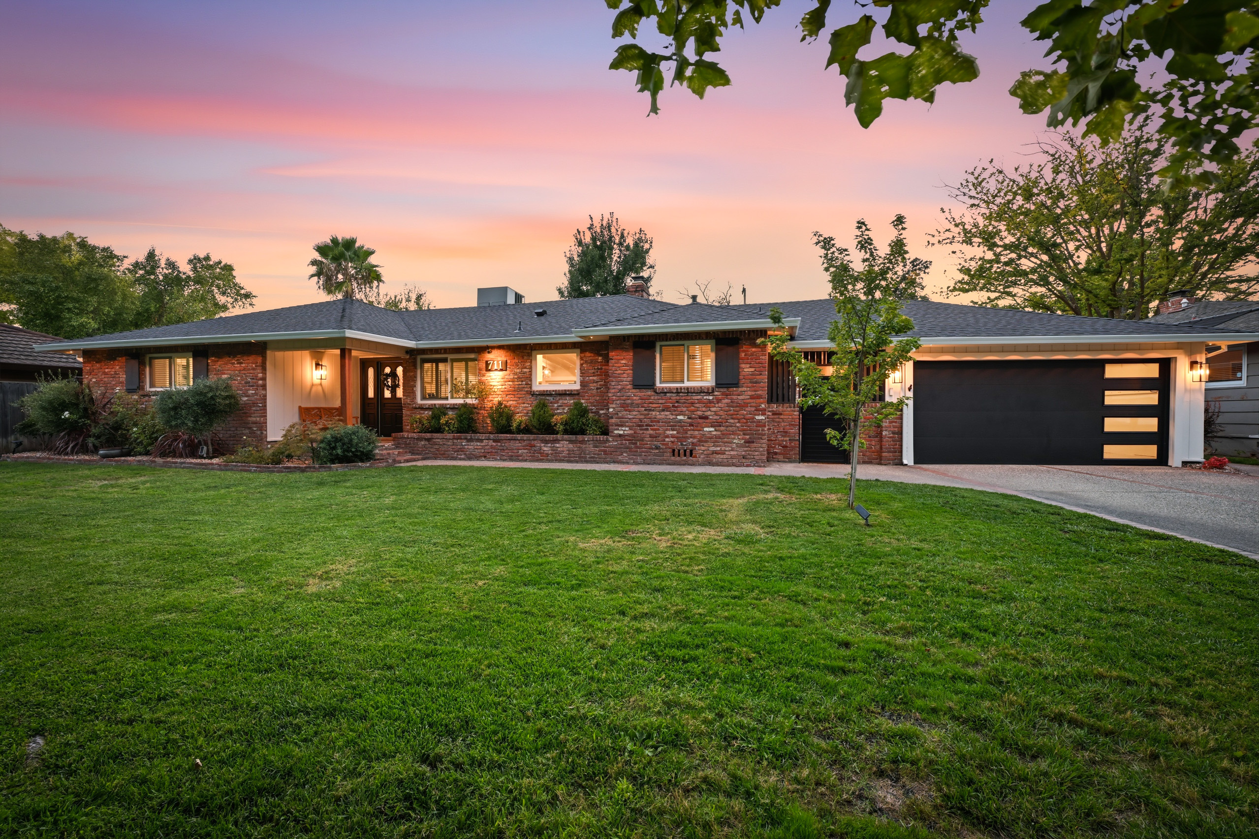 711 La Sierra Drive 