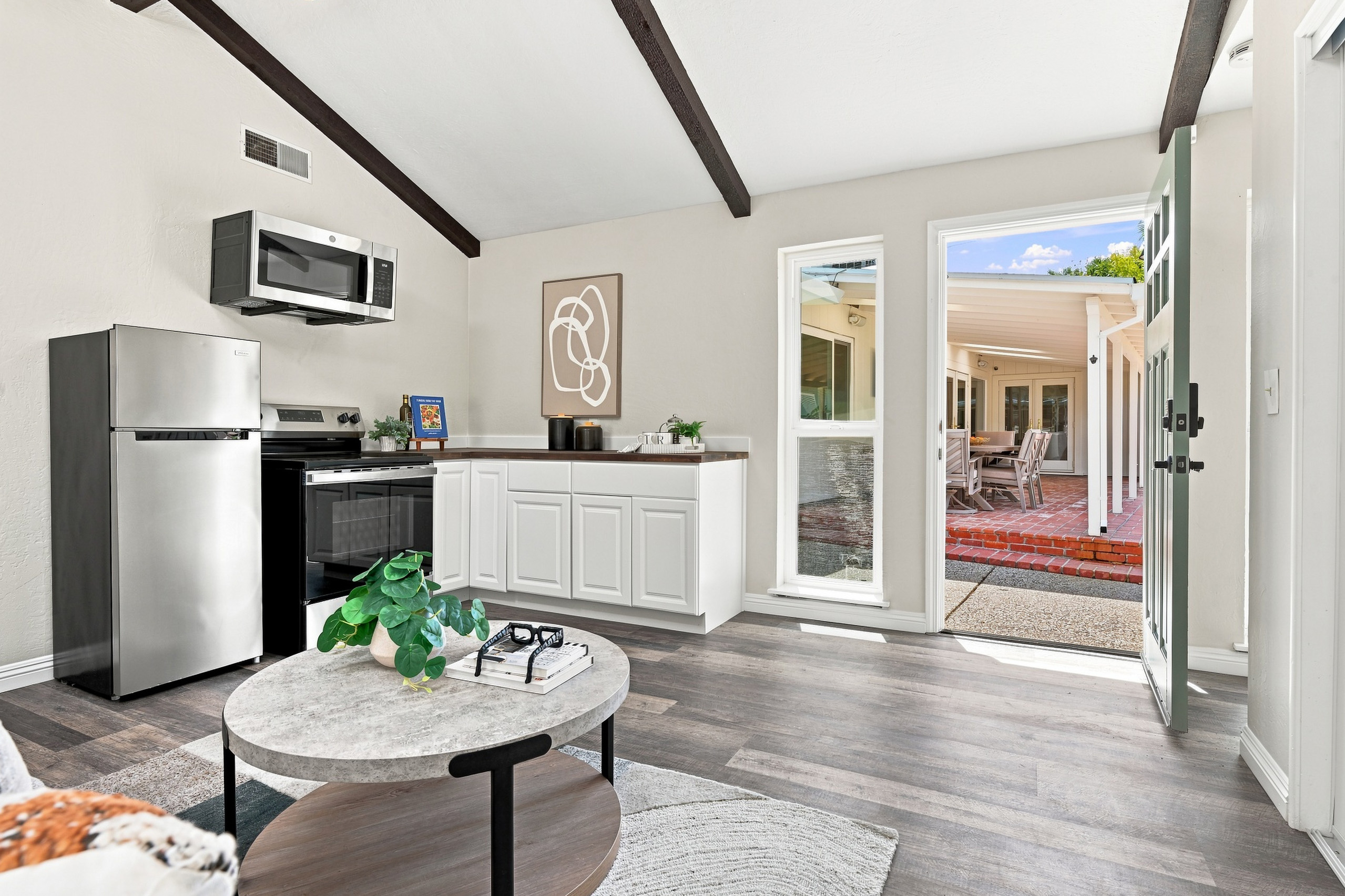 711 La Sierra Drive 