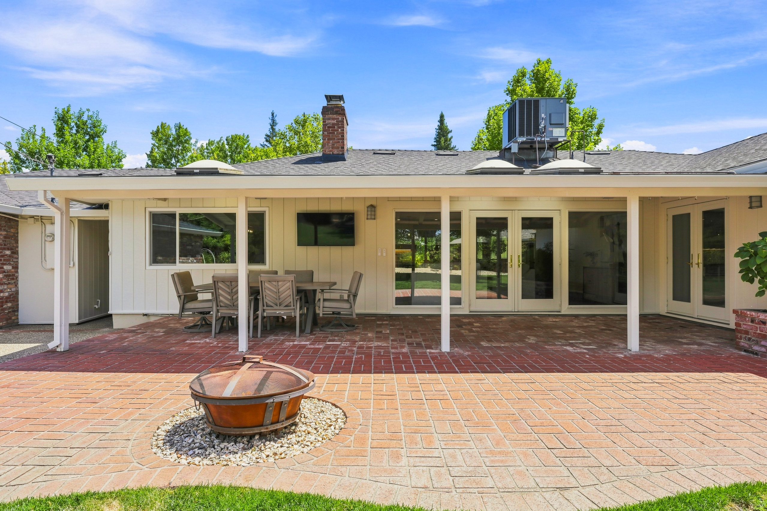 711 La Sierra Drive 