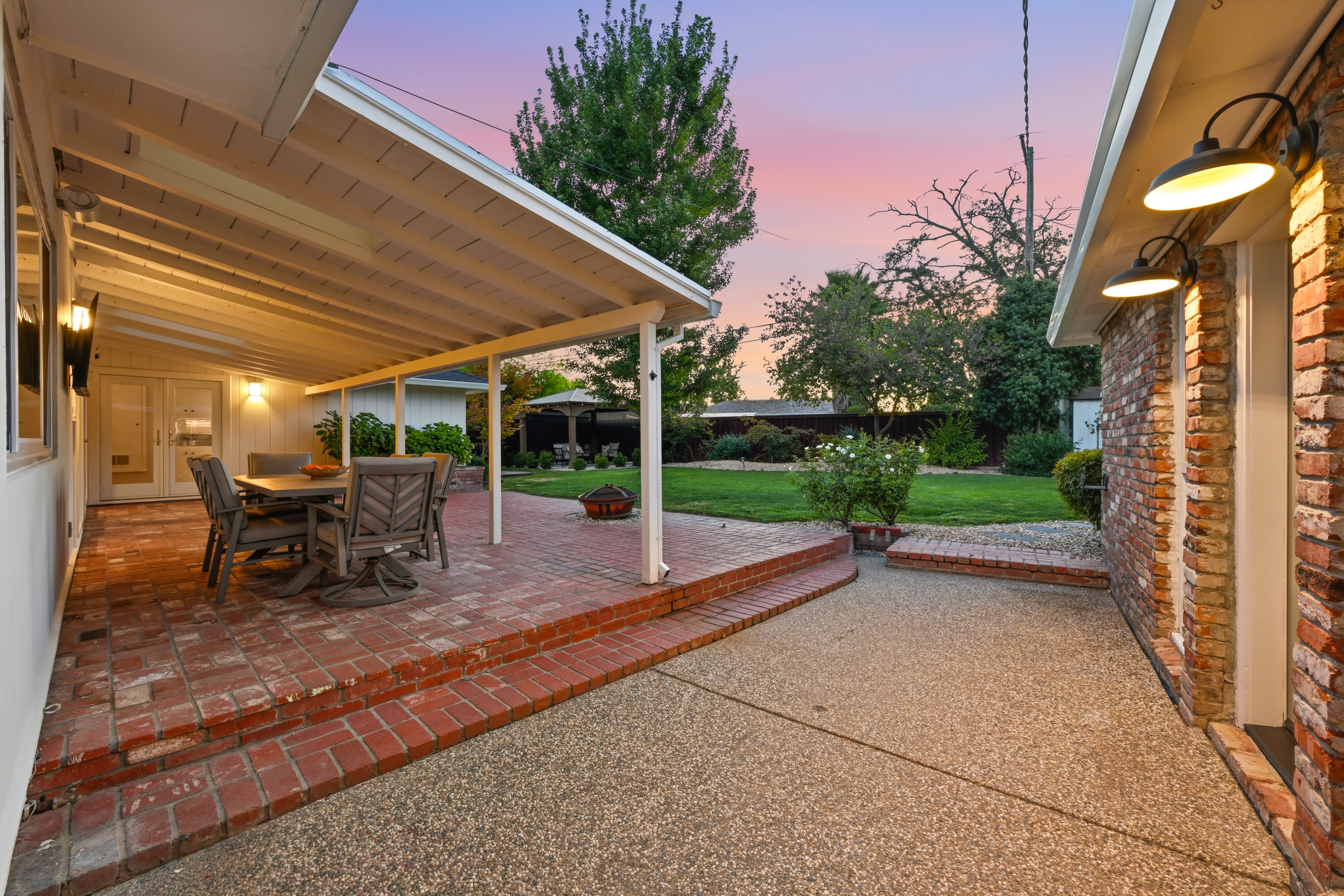 711 La Sierra Drive 