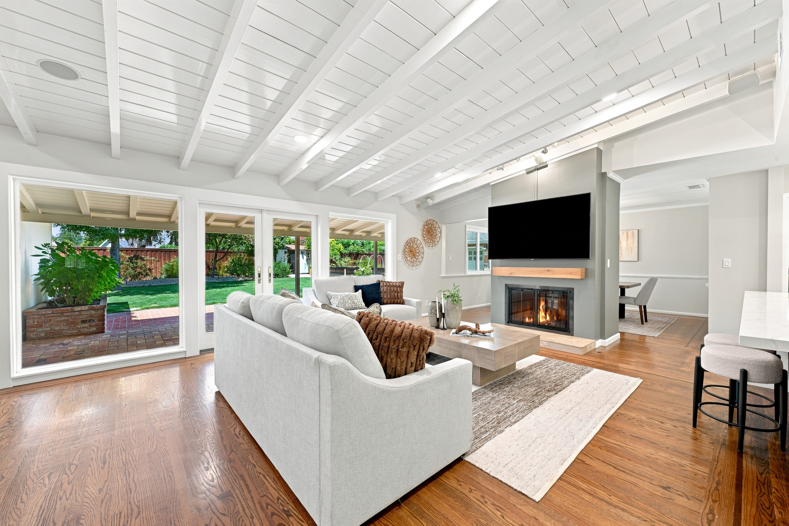 711 La Sierra Drive 