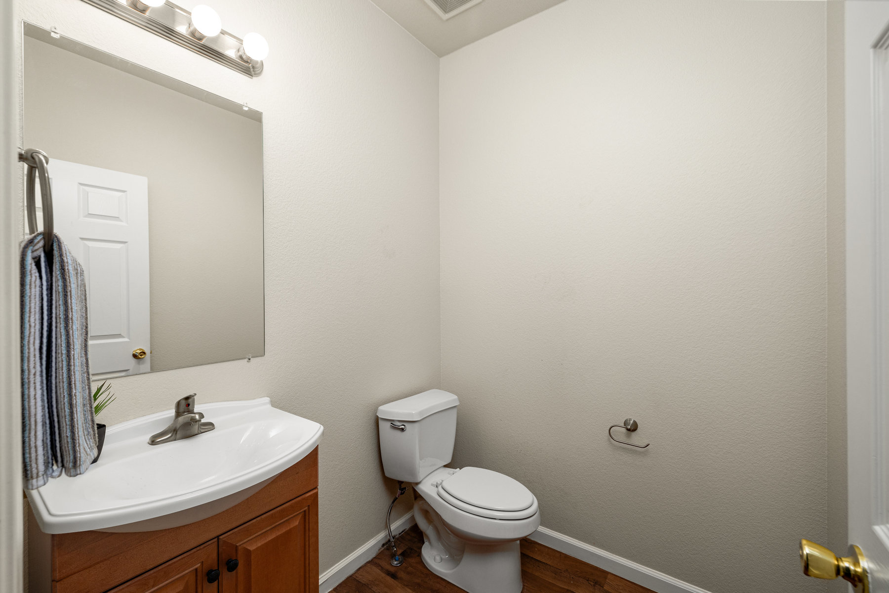 905 Demos Ct 