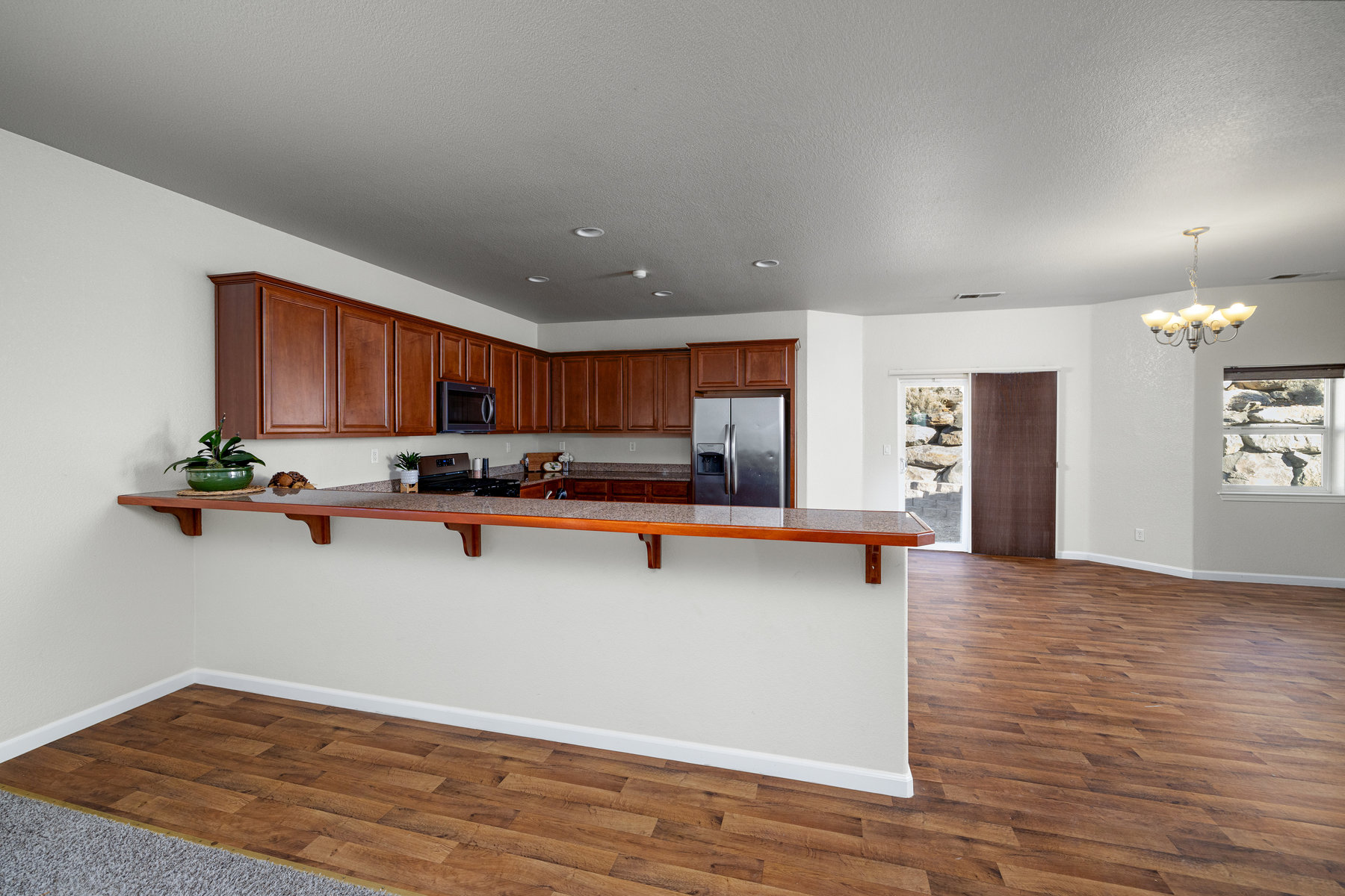905 Demos Ct 