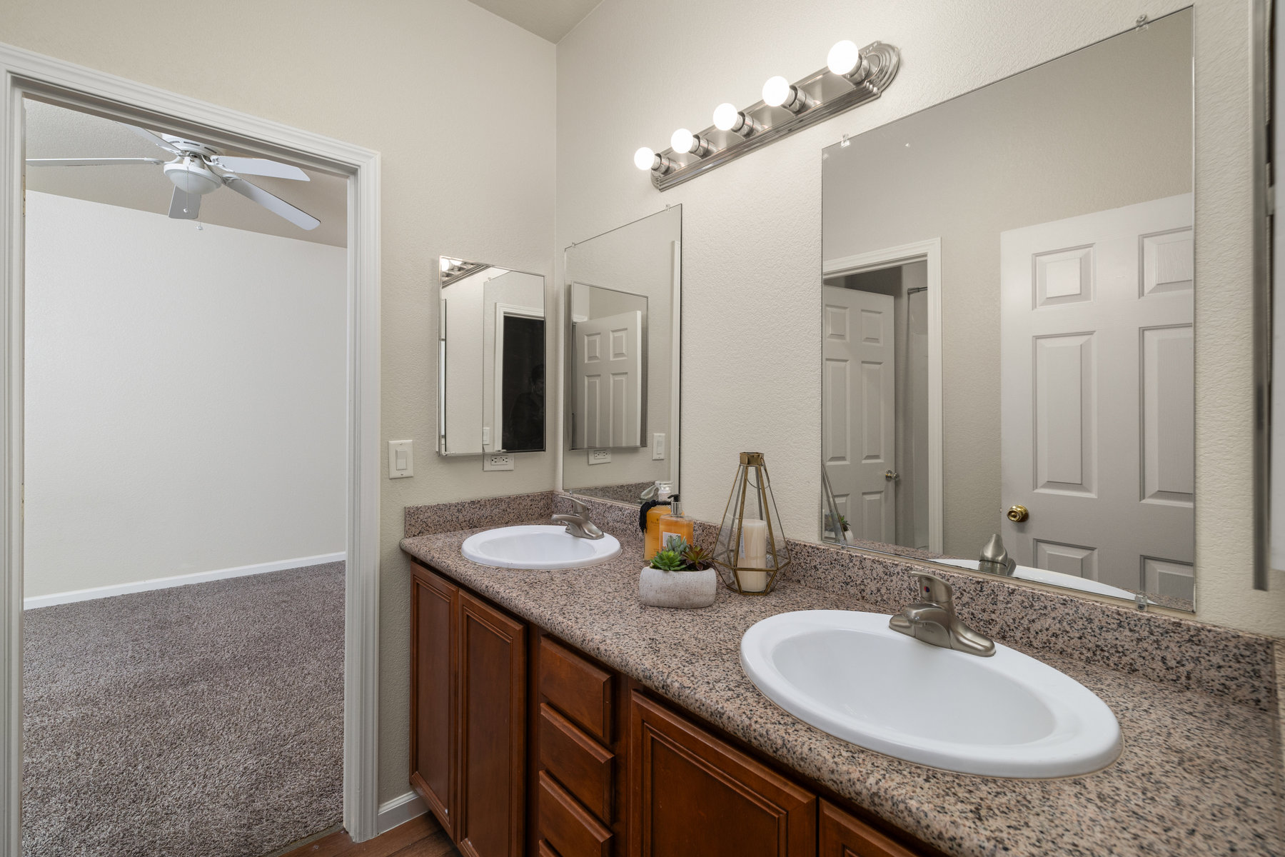 905 Demos Ct 