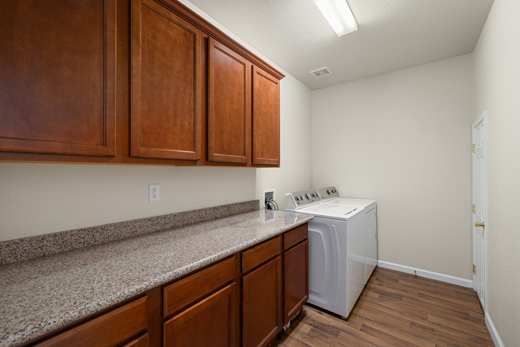 905 Demos Ct 