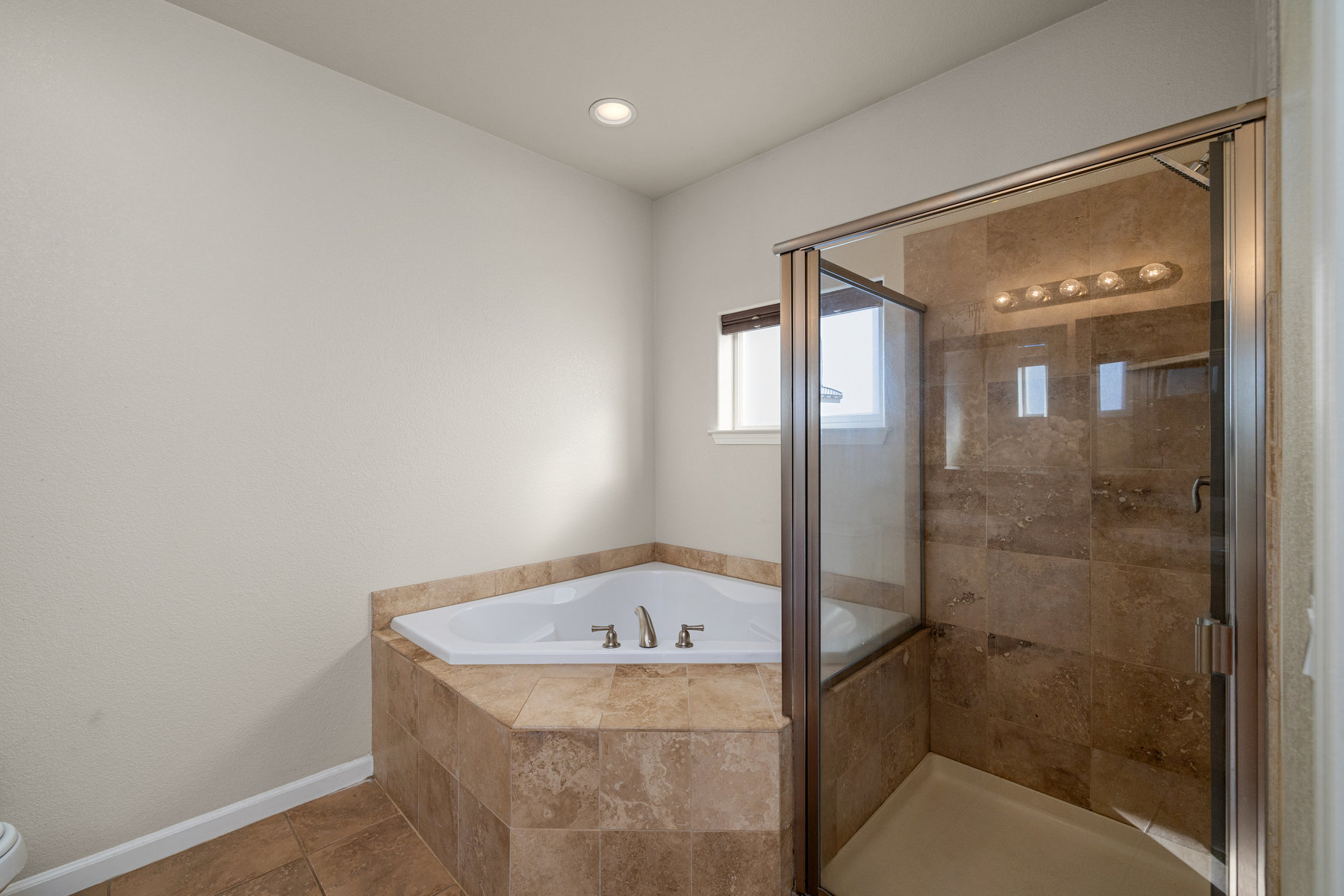 905 Demos Ct 