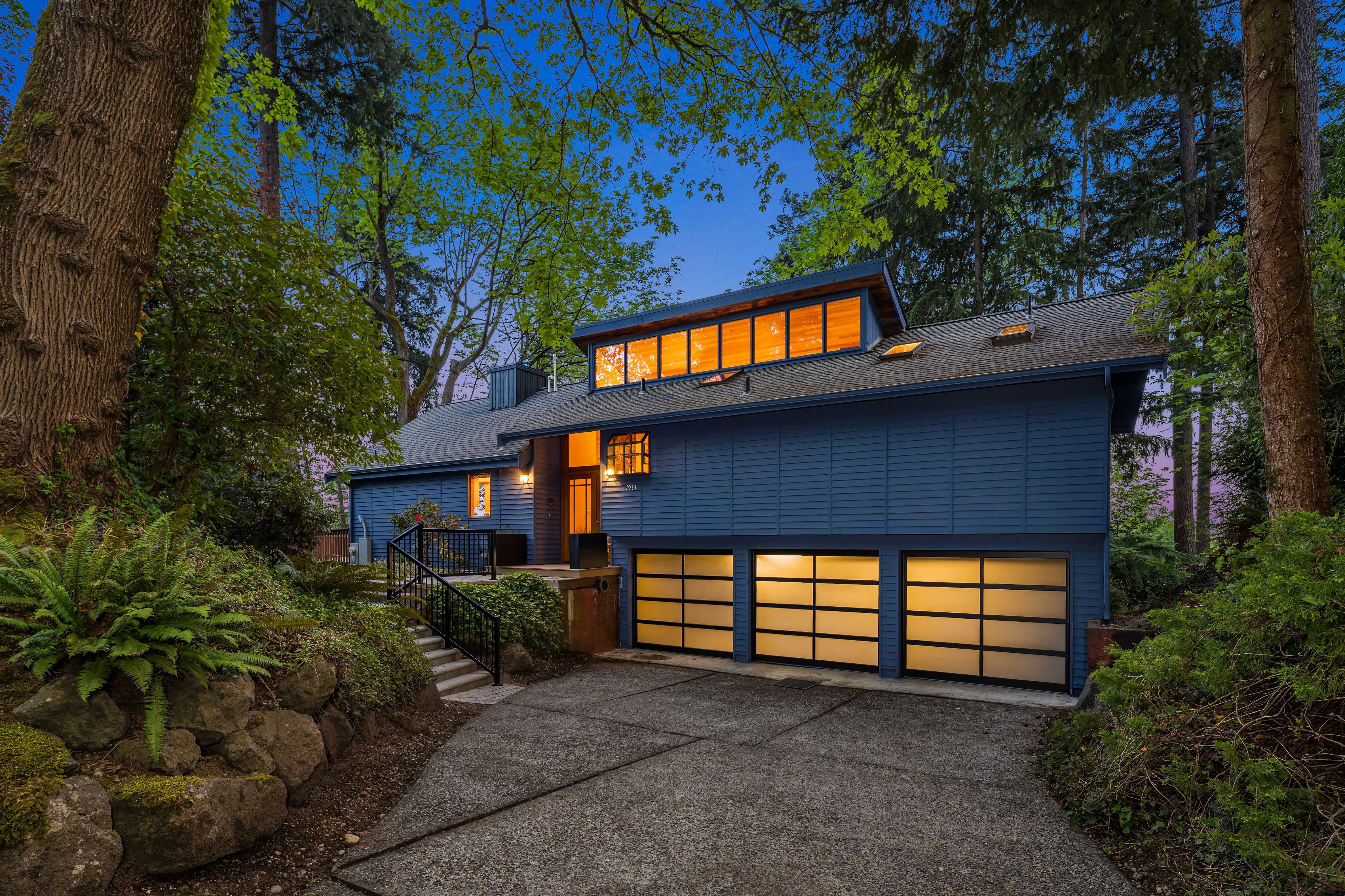 7931 E Mercer Wy 