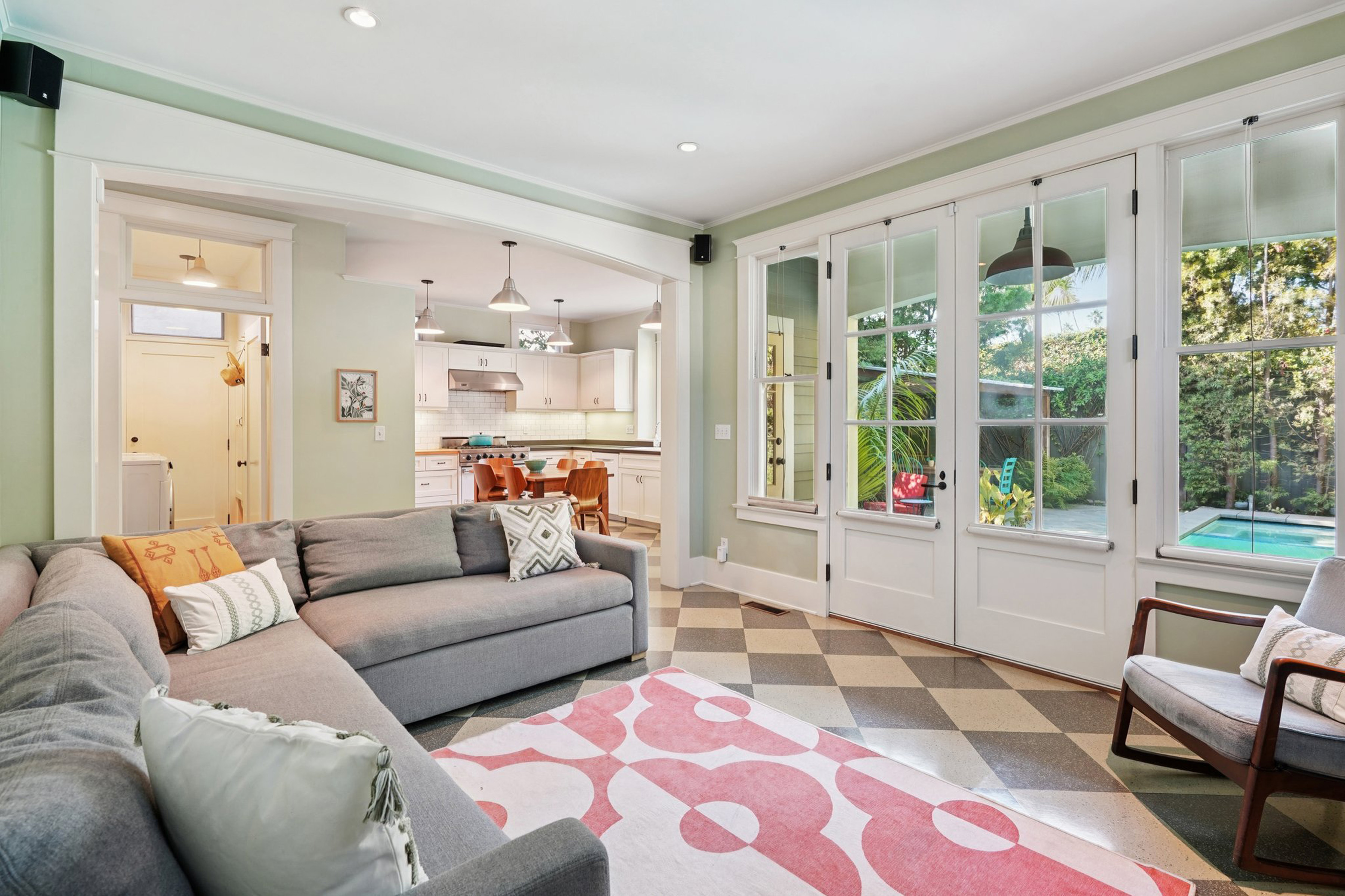 813 Crestmoore Place