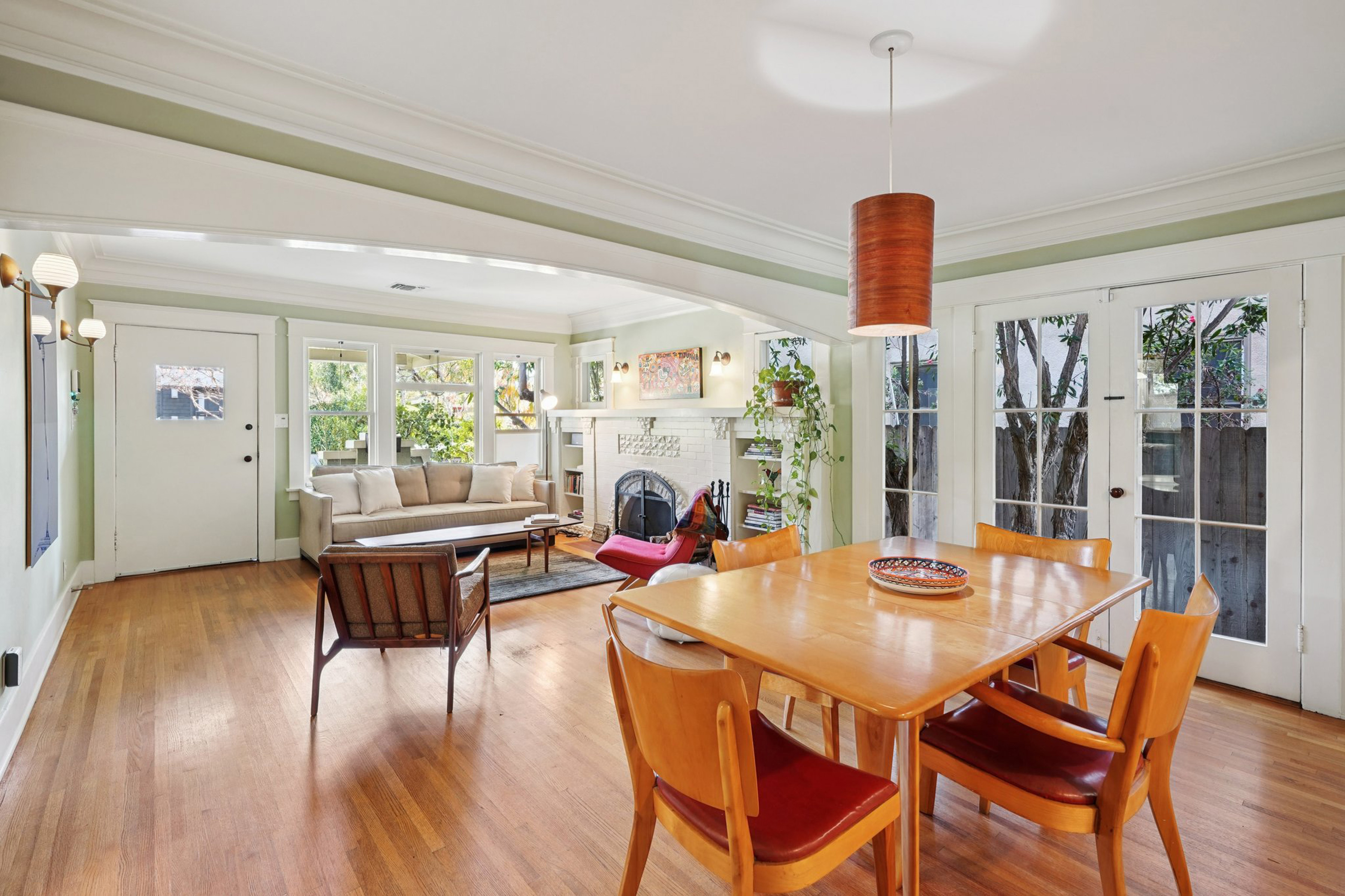 813 Crestmoore Place