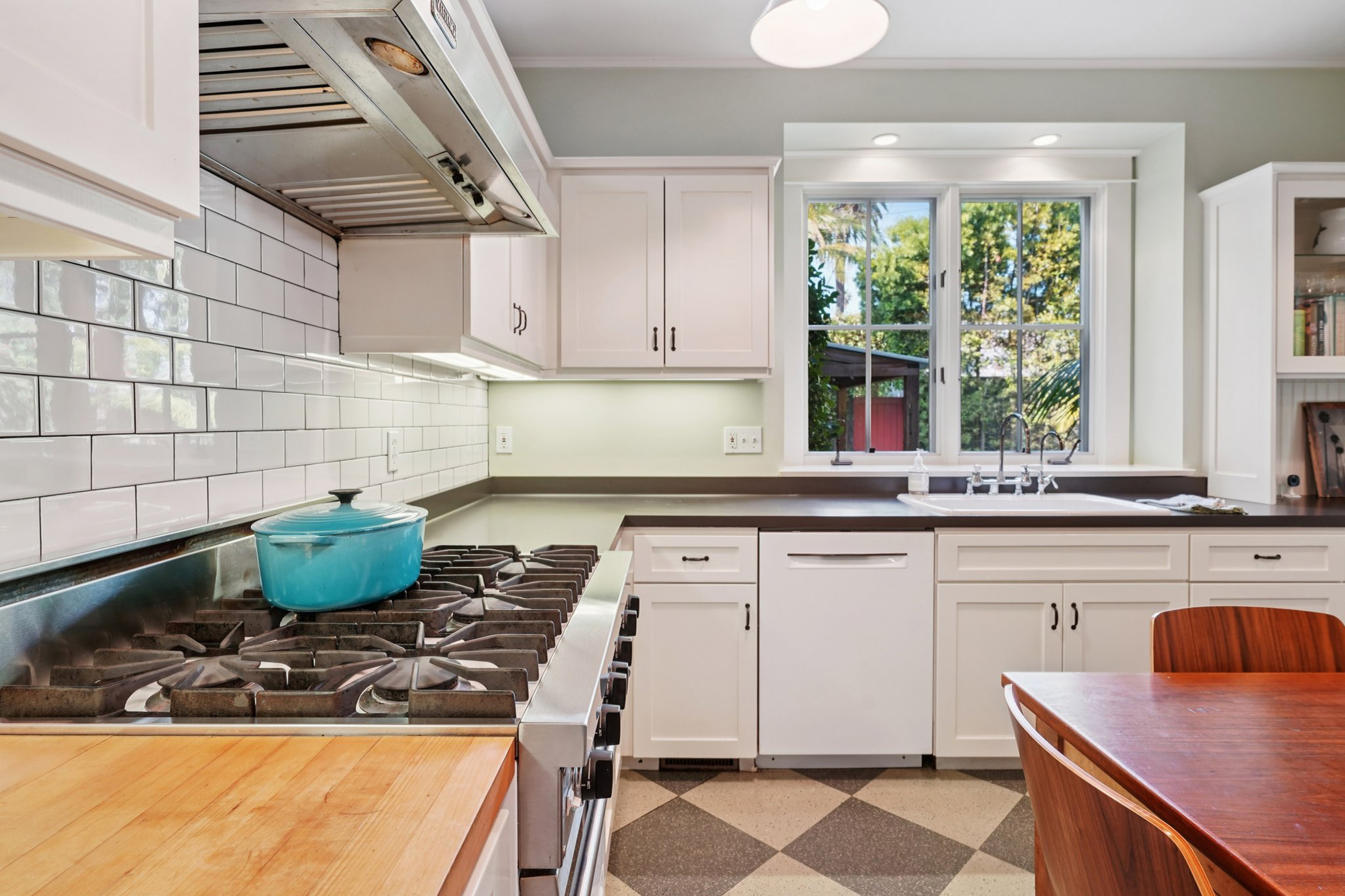 813 Crestmoore Place