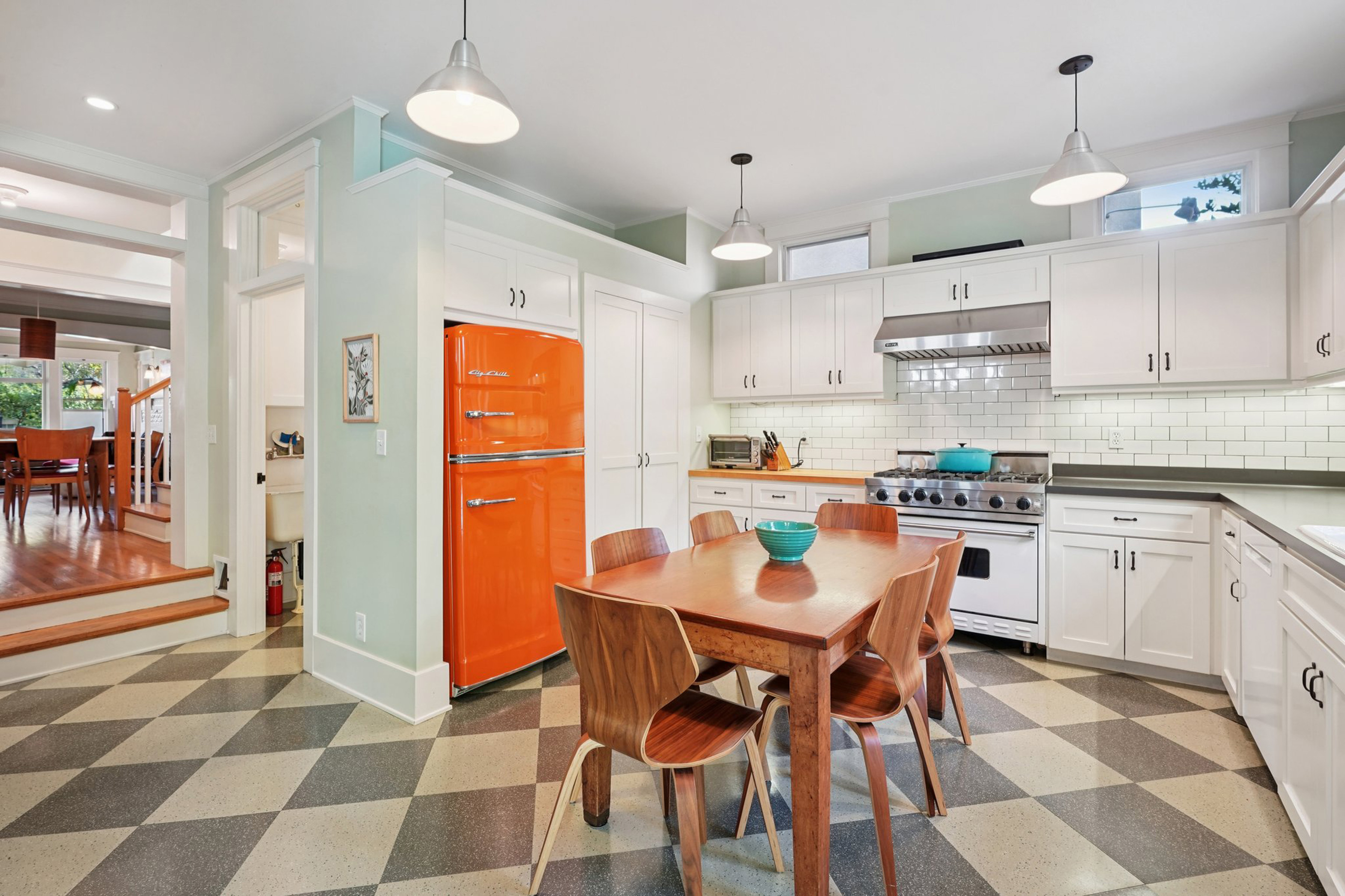 813 Crestmoore Place