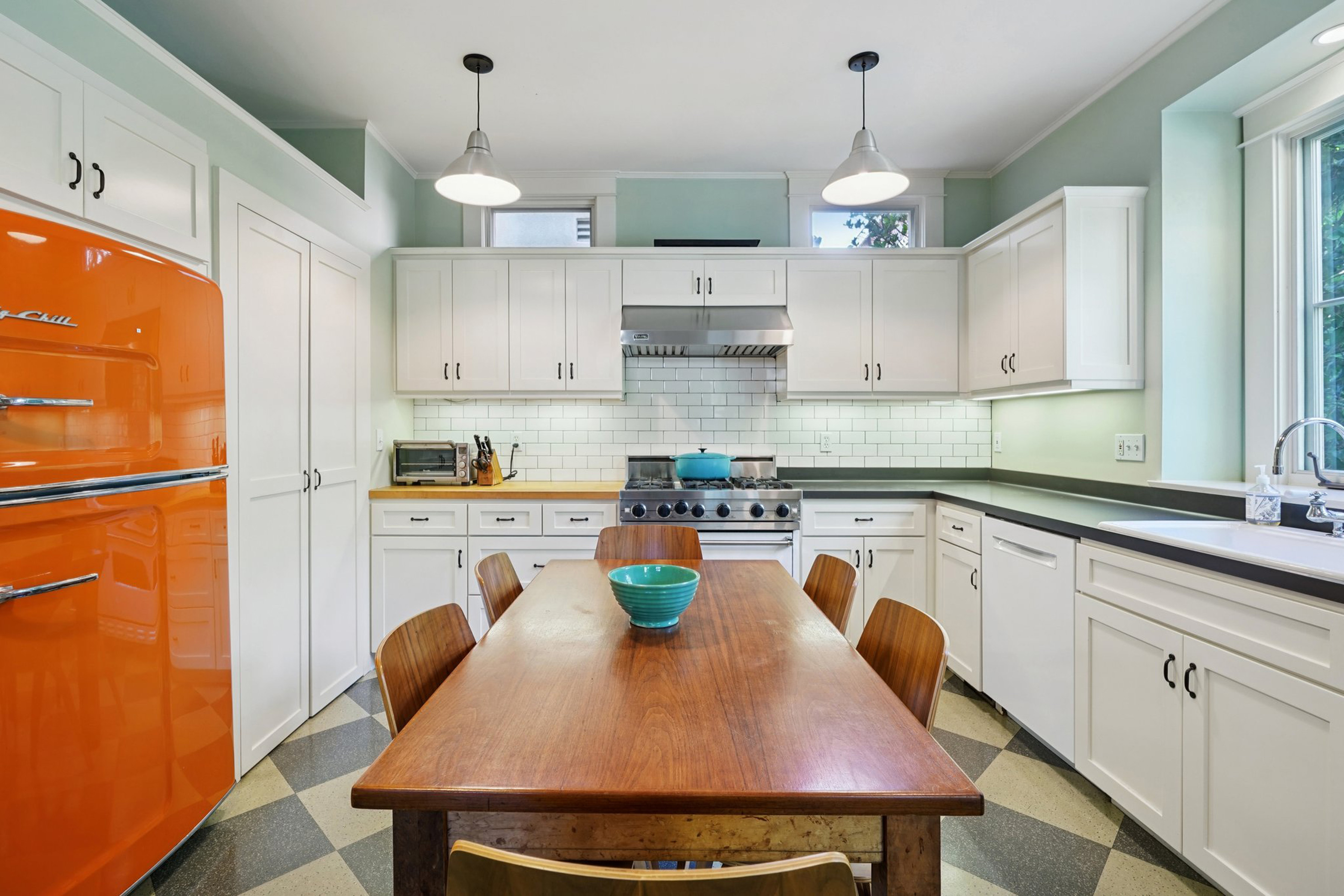 813 Crestmoore Place