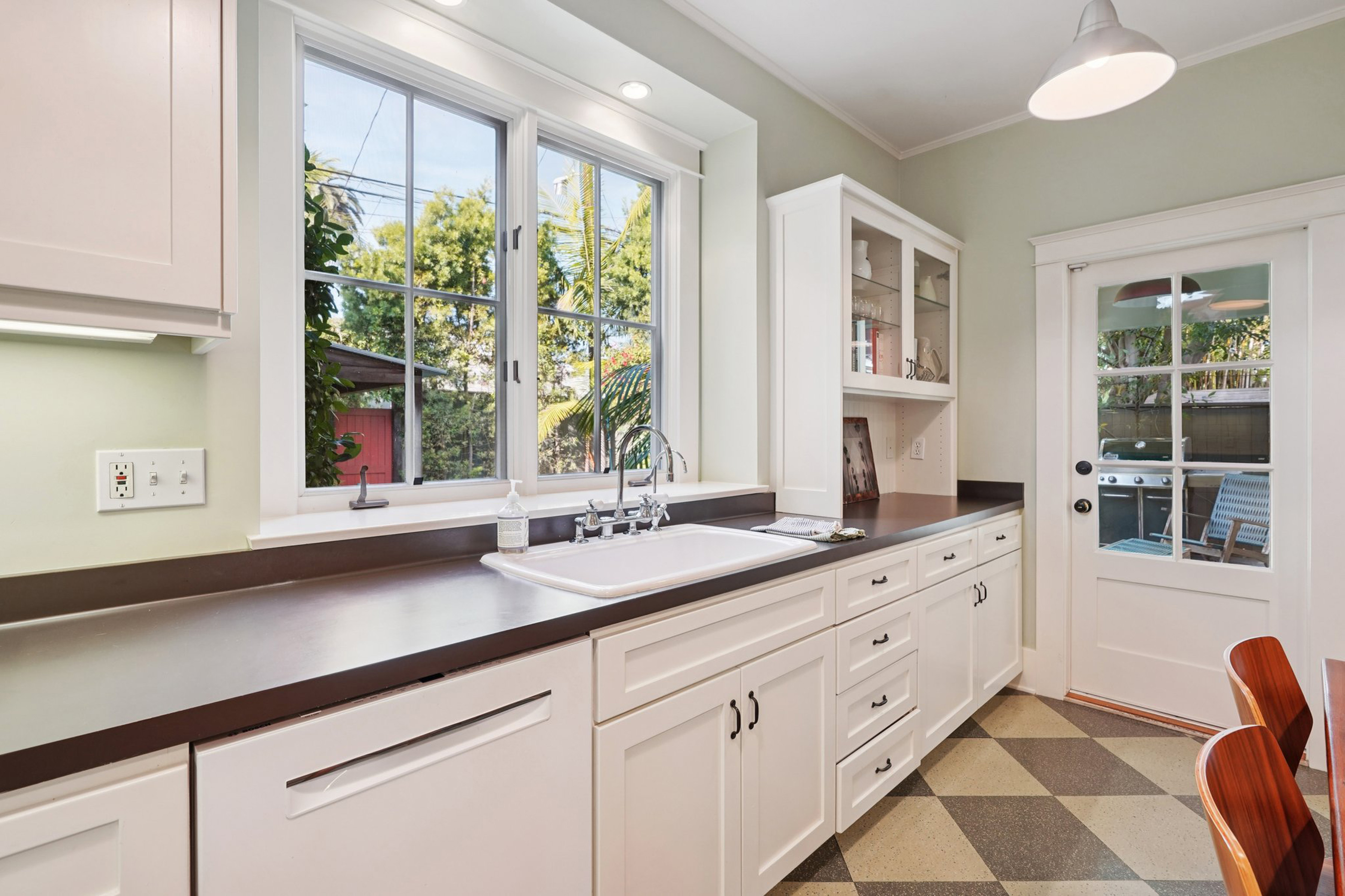 813 Crestmoore Place