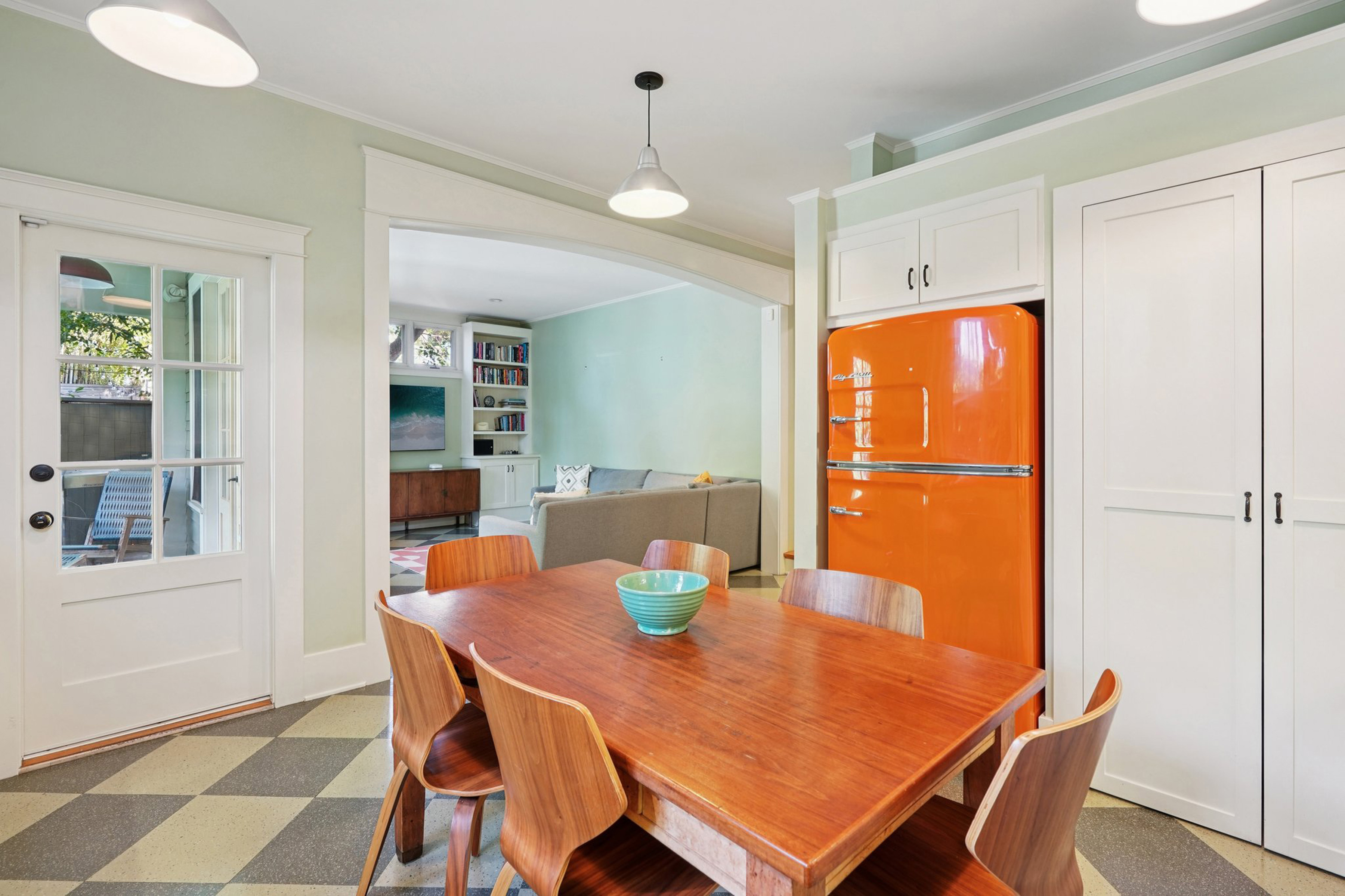 813 Crestmoore Place