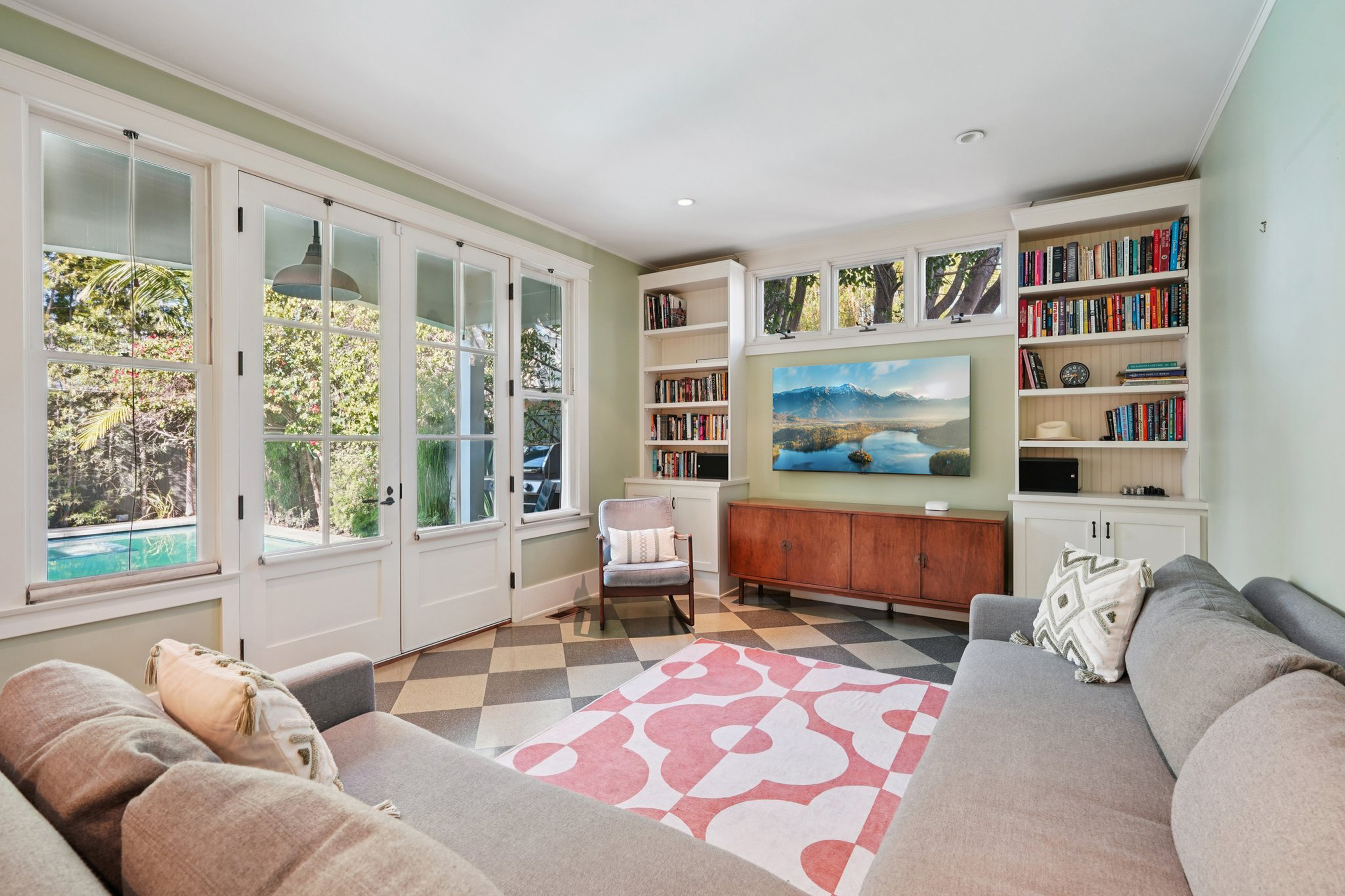 813 Crestmoore Place