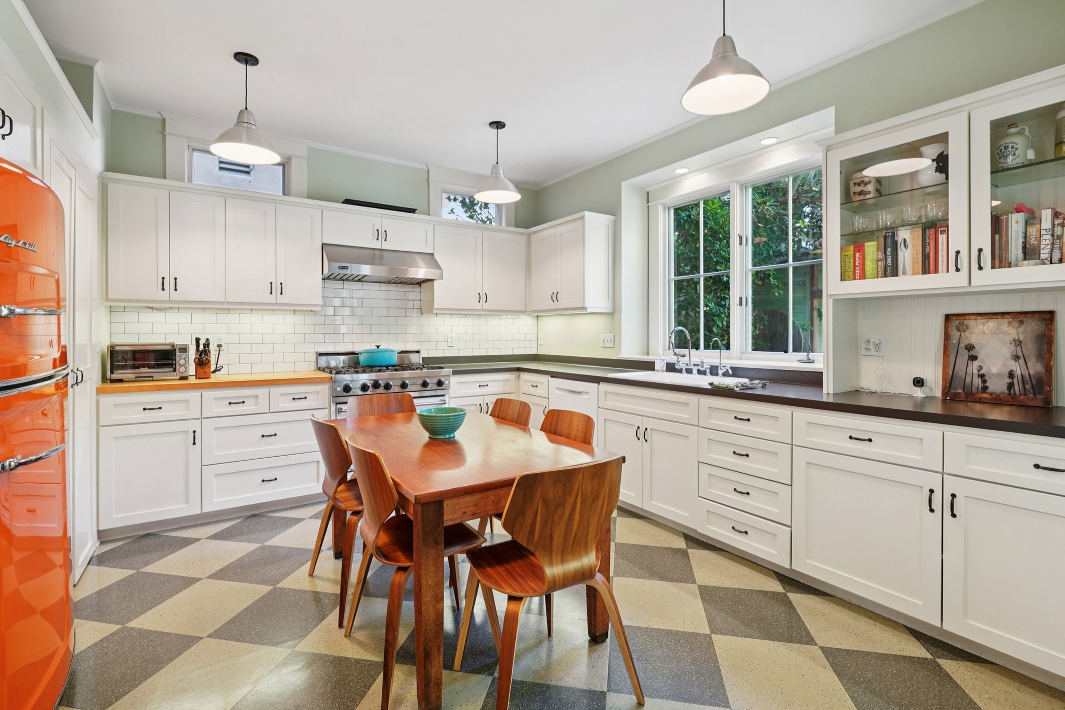 813 Crestmoore Place