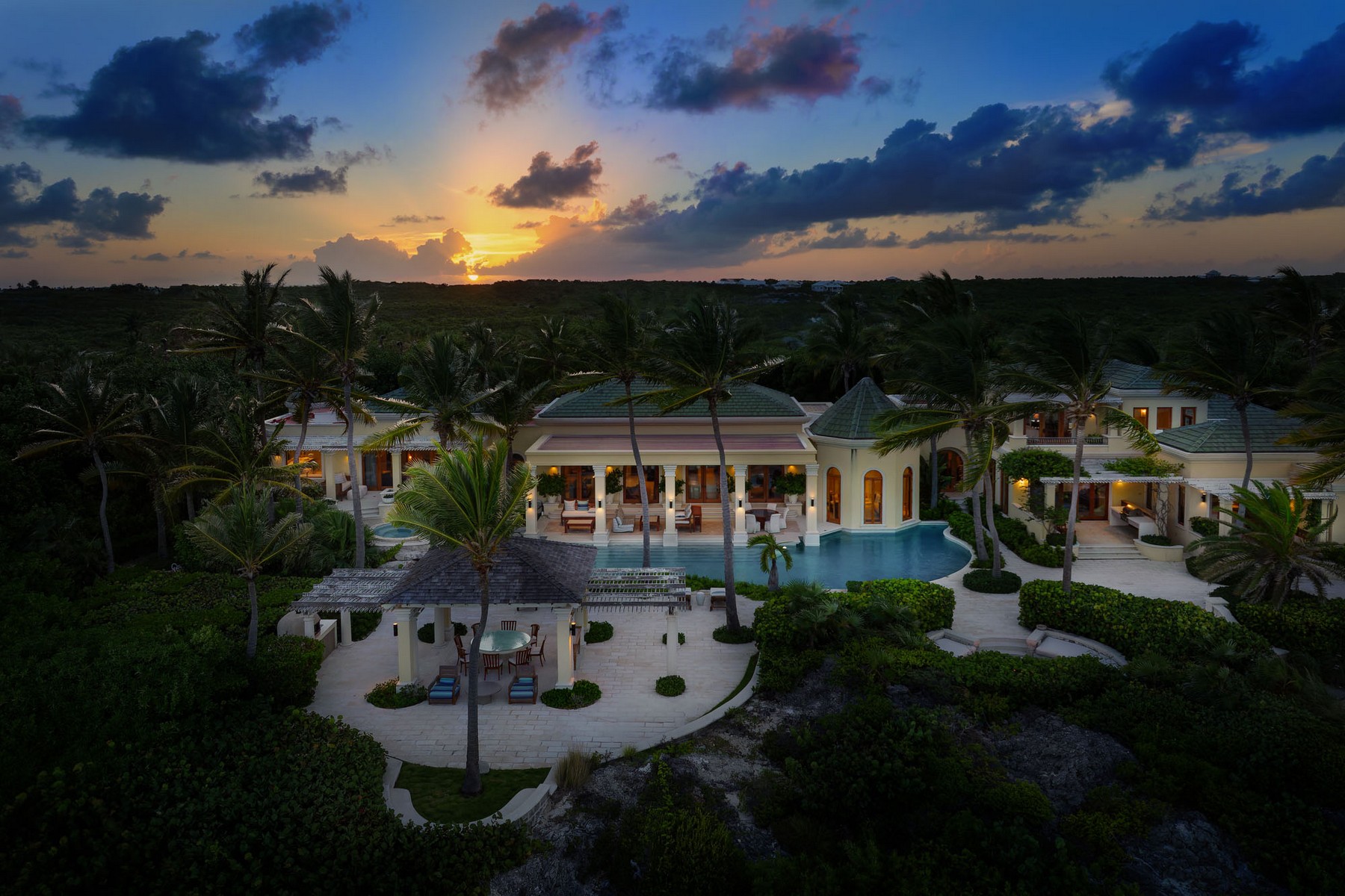 La Dolce Vita Beachfront Estate
