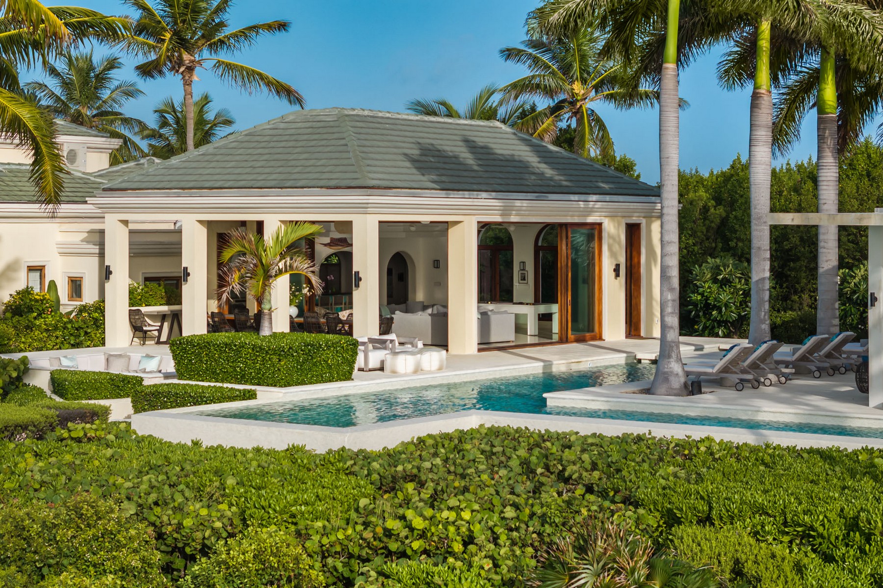 La Dolce Vita Beachfront Estate