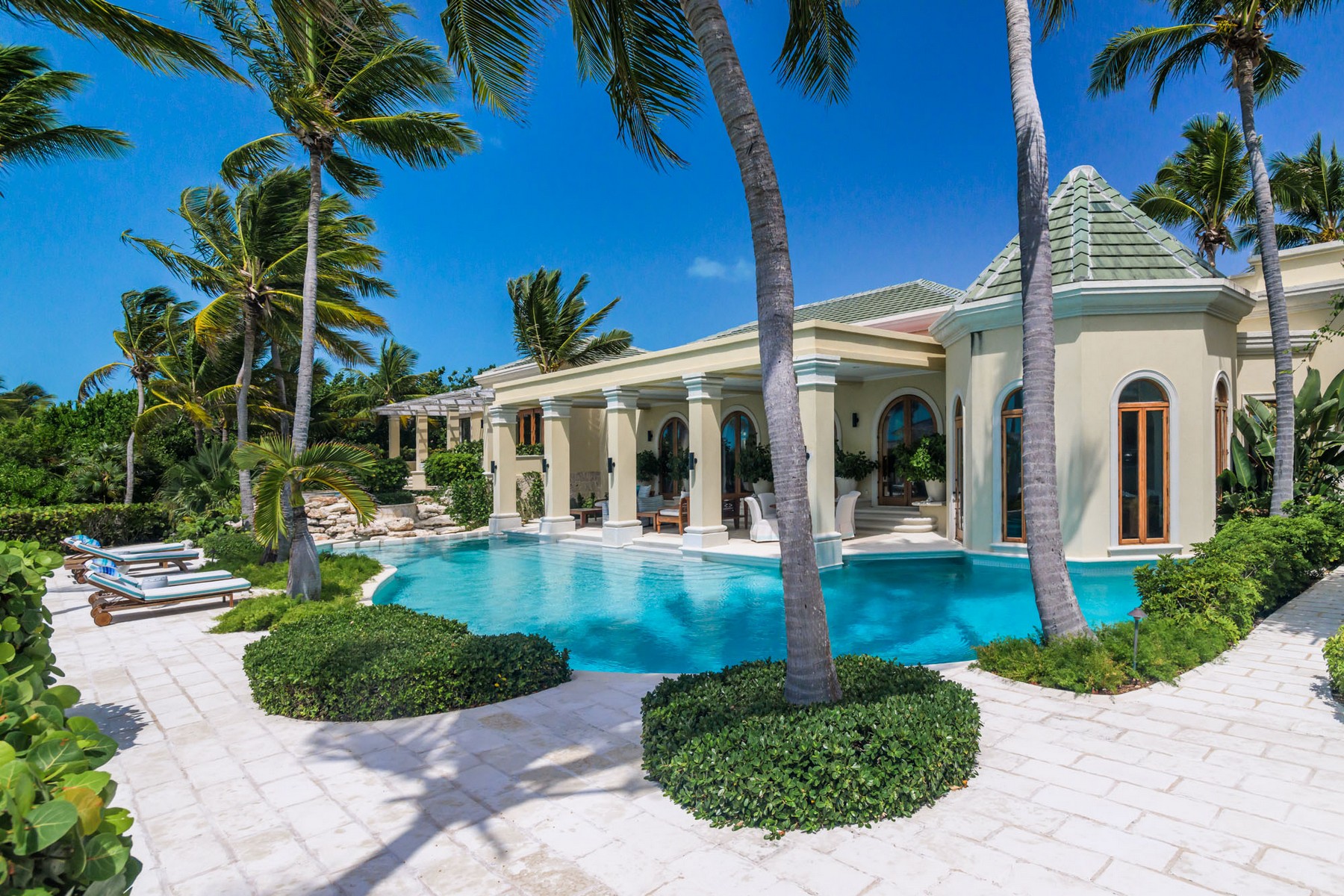 La Dolce Vita Beachfront Estate