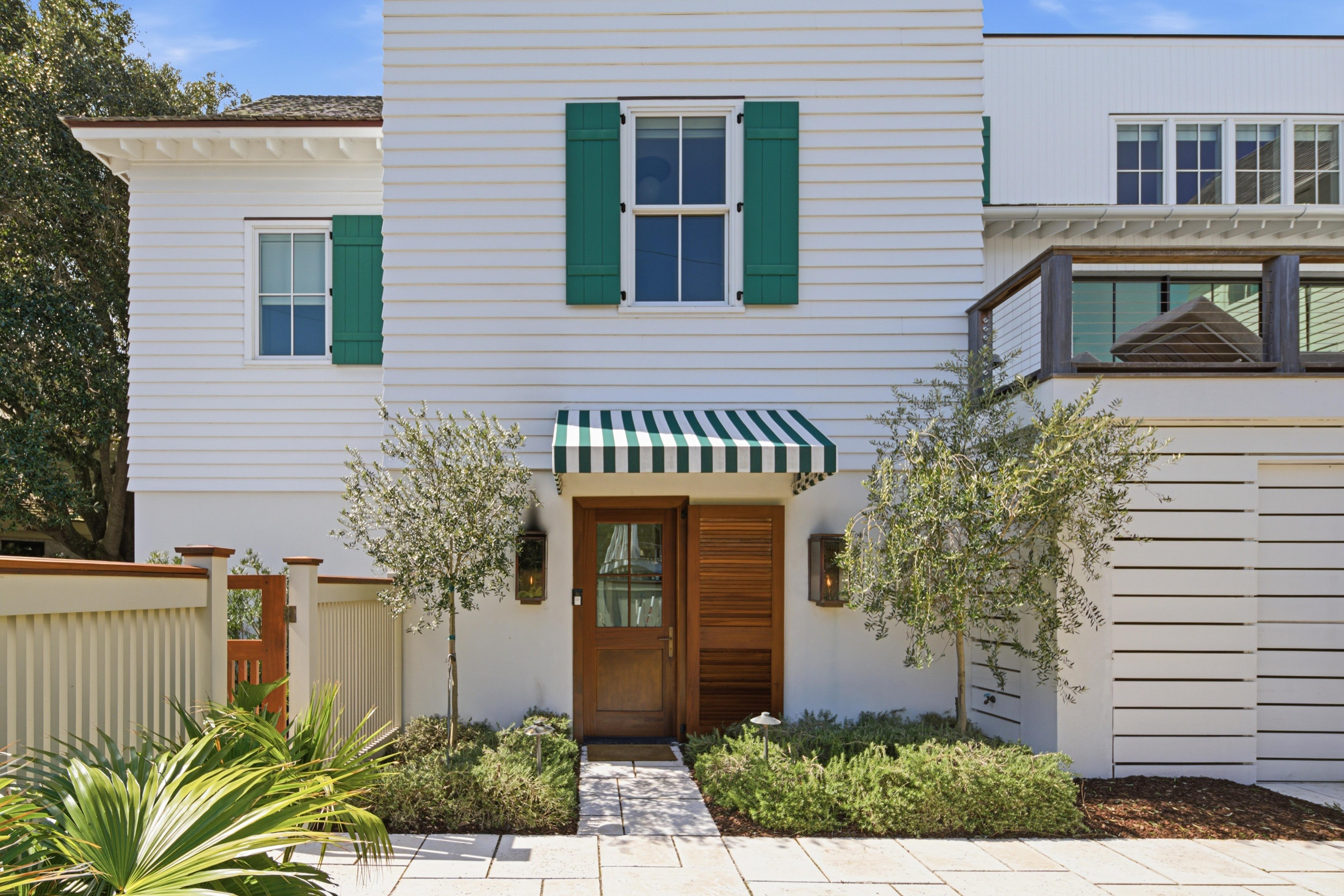 120 Palm Boulevard