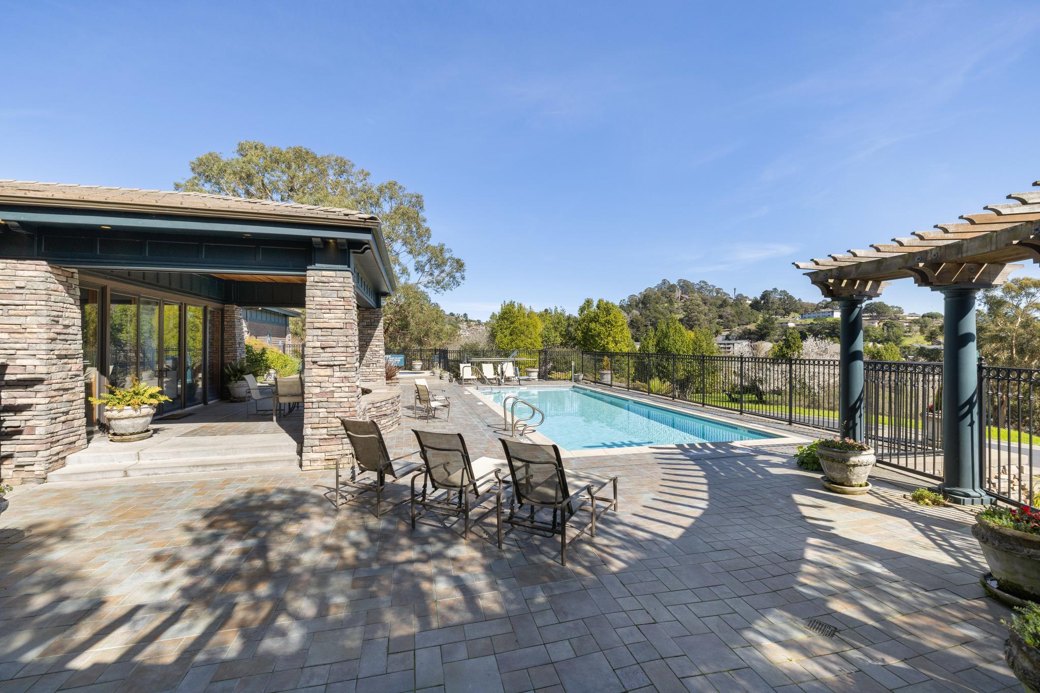 84 De Silva Island Drive 