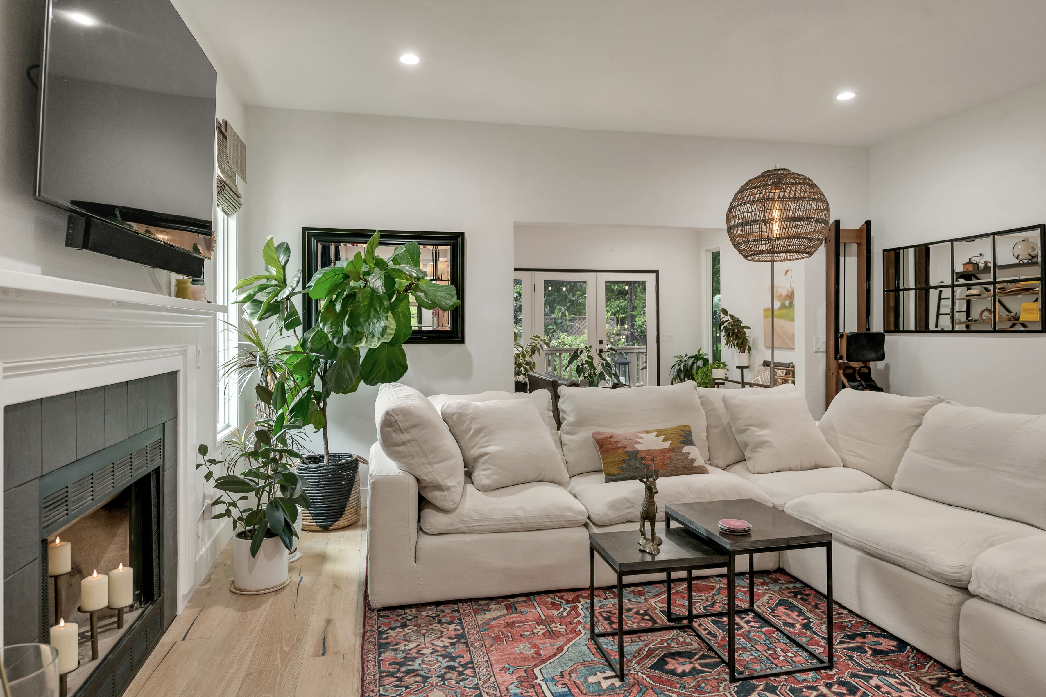896 Los Robles Drive